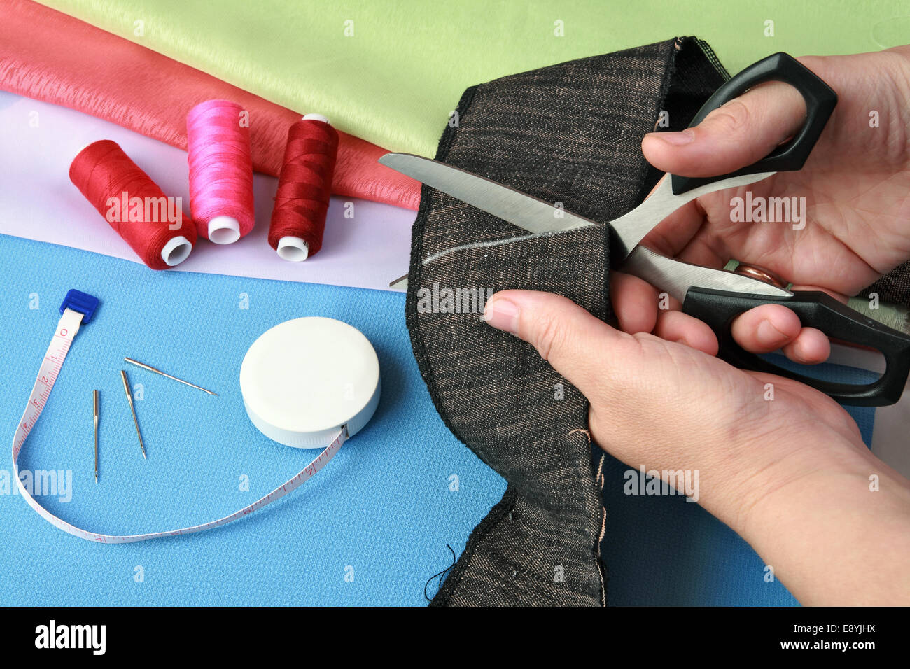 Il lavoro di taglio di un pezzo di stoffa Foto Stock