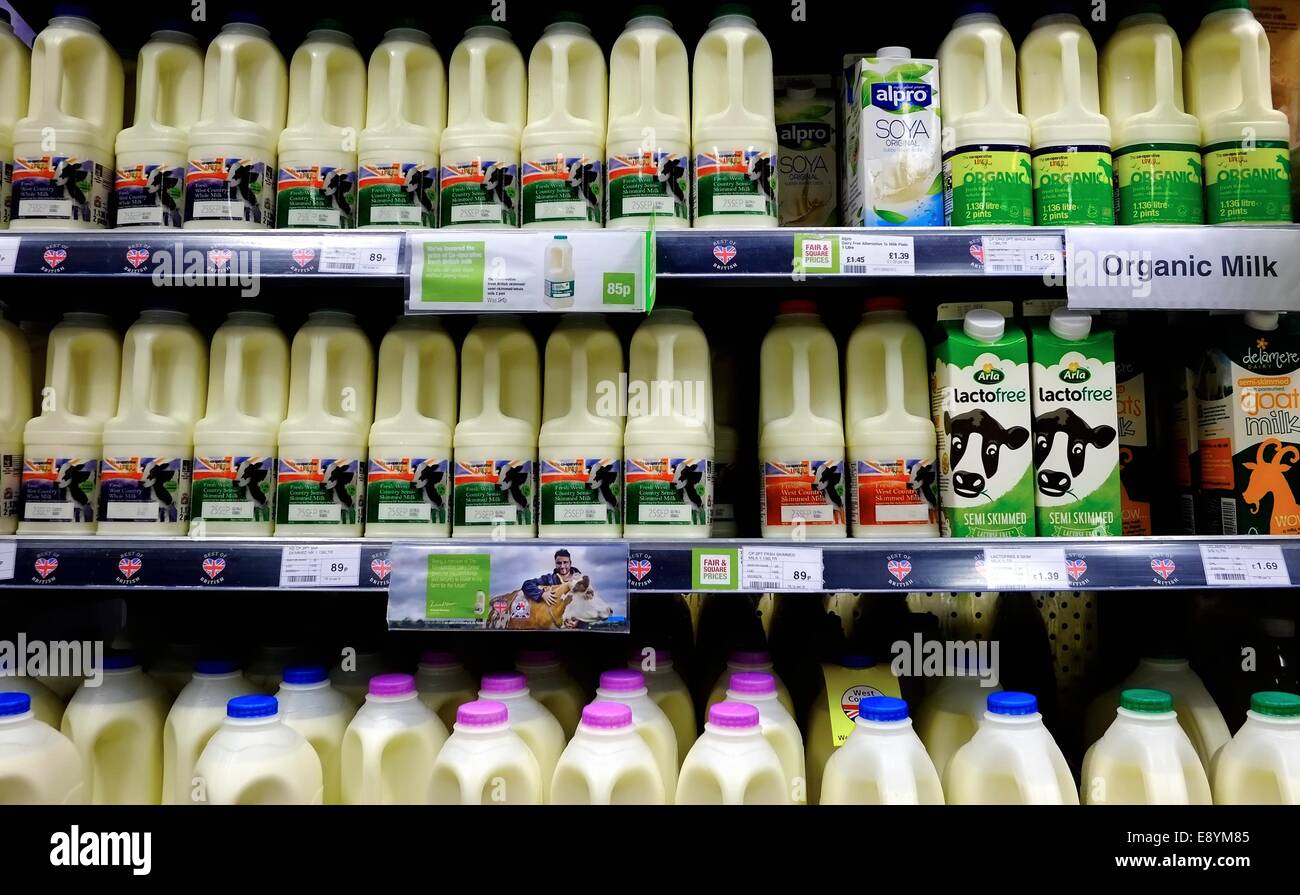 Scatole di plastica del latte in vendita in un supermercato Coop Inghilterra Regno Unito Foto Stock