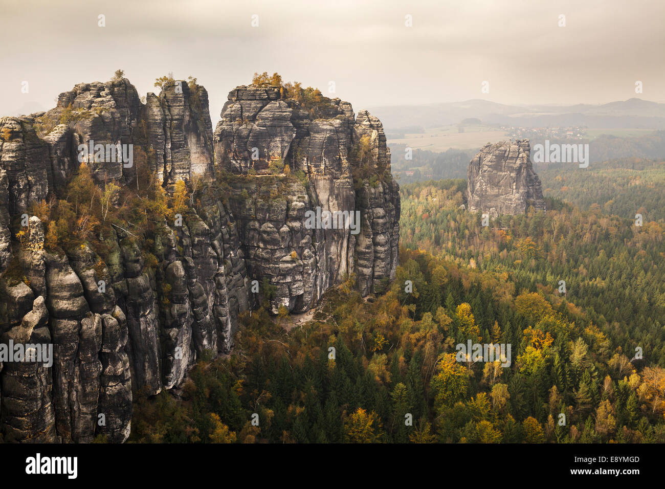 Vista delle rocce Schrammstein dell'Elba montagne di arenaria, Sachsische Schweiz, Bassa Sassonia, Germania Foto Stock