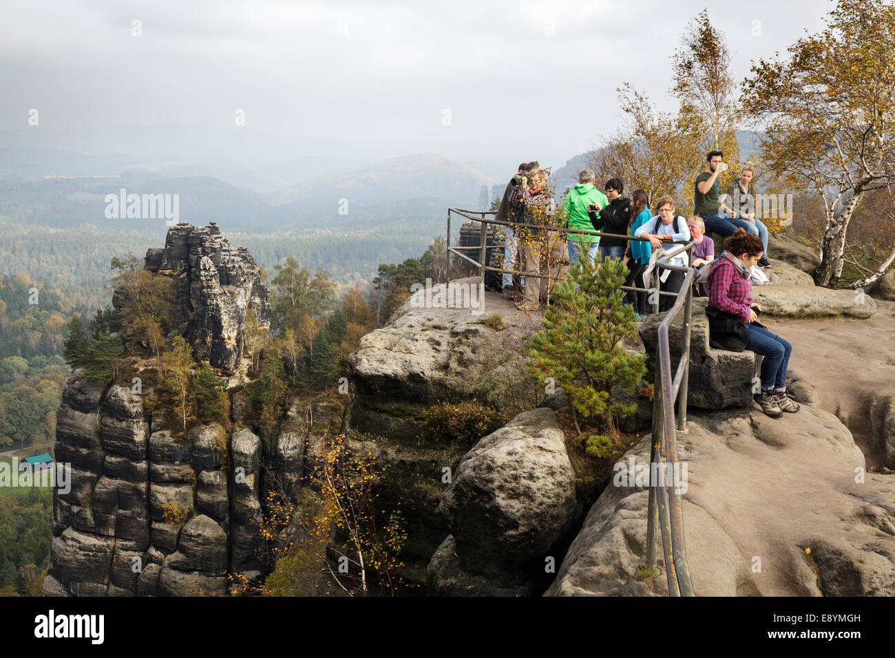 Gli escursionisti a Schrammstein punto di visualizzazione, Sachsische Schweiz, Bassa Sassonia, Germania Foto Stock