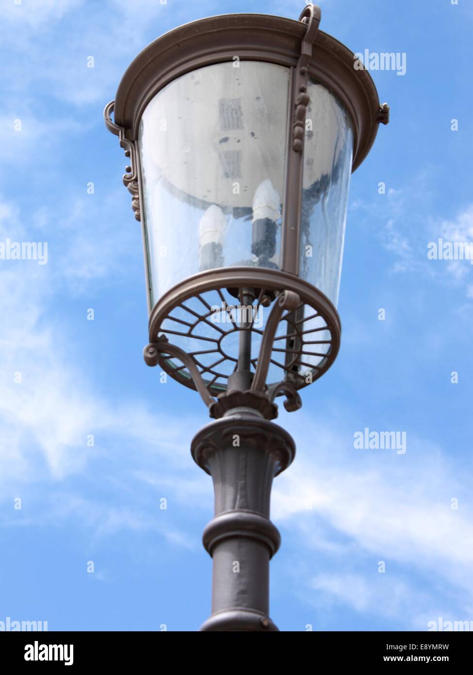 La luce post con cielo blu come sfondo Foto Stock