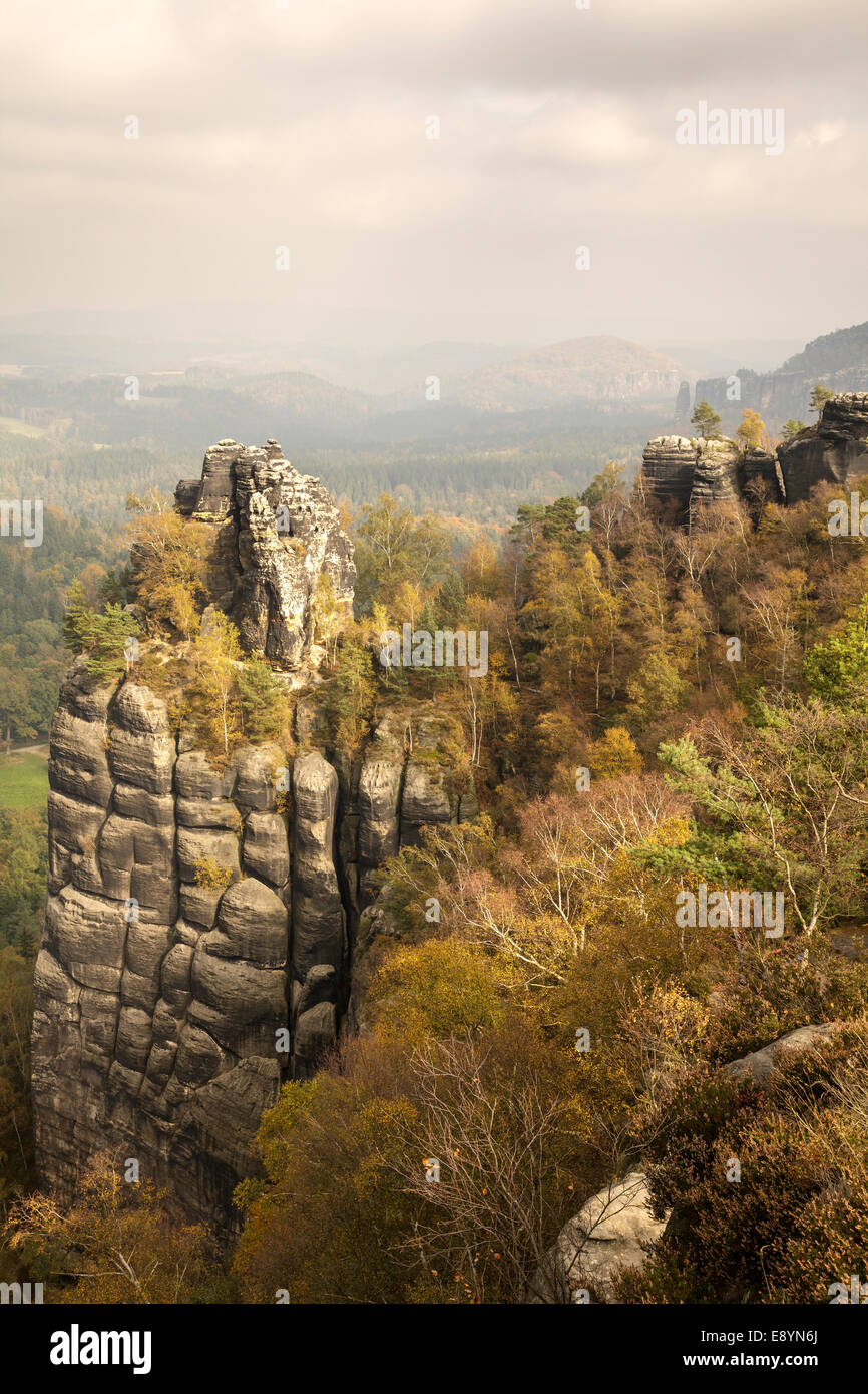 Vista dalla visualizzazione Schrammstein punto verso il Mullerstein, Sachsische Schweiz, Bassa Sassonia, Germania Foto Stock