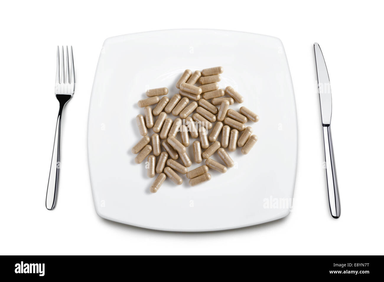 Pillole di dieta su piastra, su sfondo bianco Foto Stock
