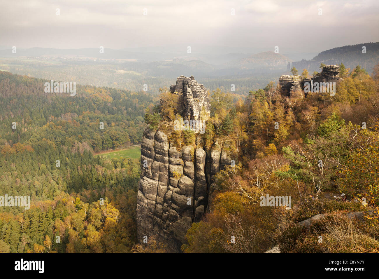 Vista dalla visualizzazione Schrammstein punto verso il Mullerstein, Sachsische Schweiz, Bassa Sassonia, Germania Foto Stock