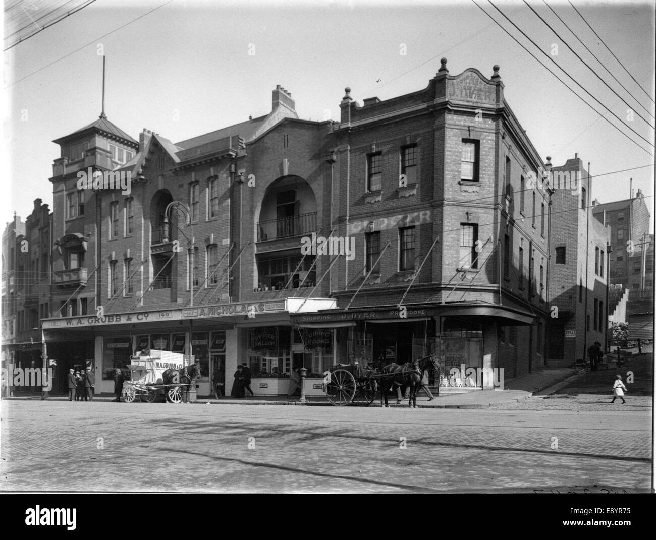 Fotografia di edifici situati al 145-151 di George Street, Sydney, Australia. L'immagine cattura l'architettura storica e la scena urbana lungo una delle strade principali di Sydney. Foto Stock