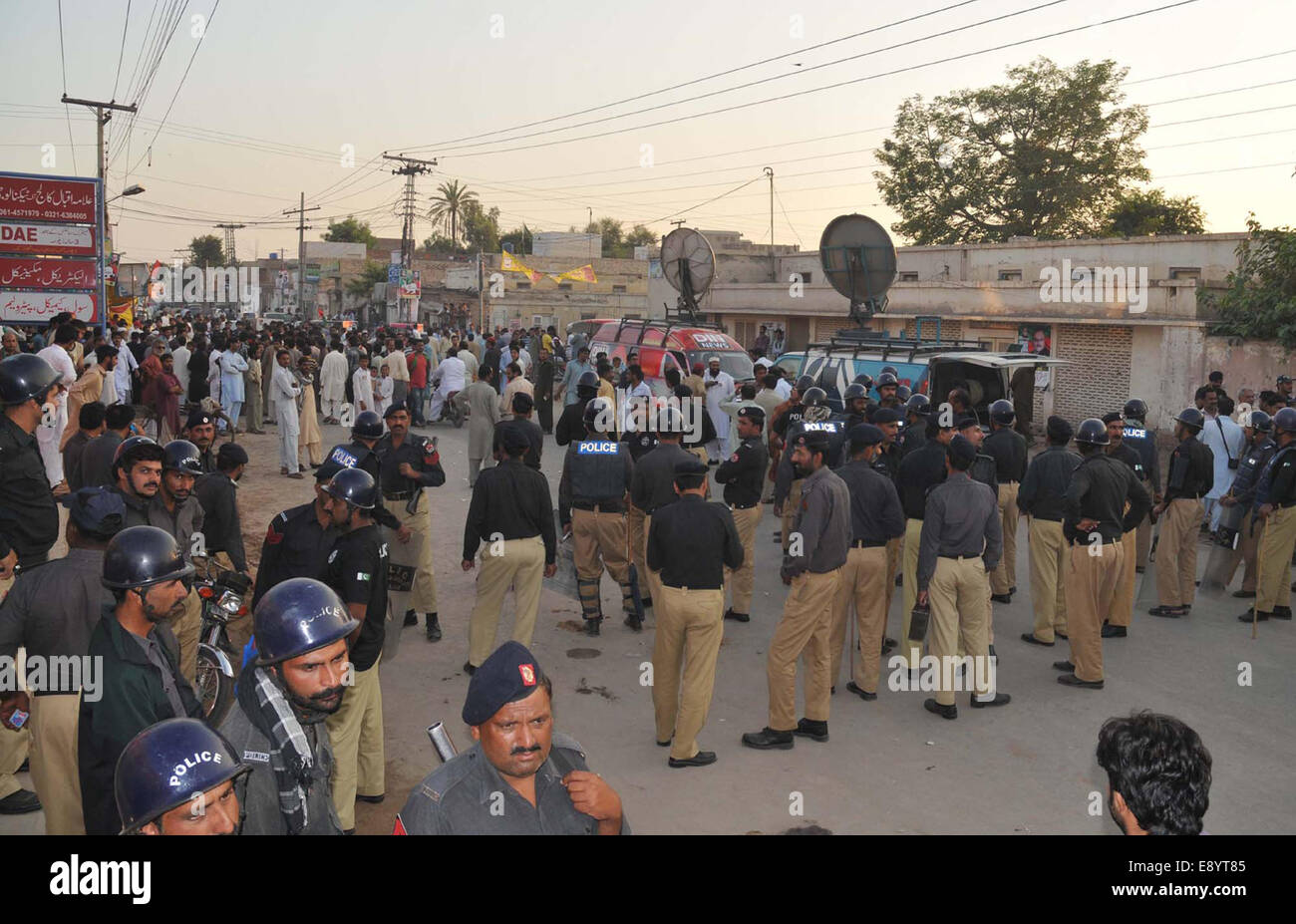 Heavy contingente di polizia dispiegati dopo lo scontro fra due gruppi politici durante dall elezione di NA-149 dove Makhdoom Javed Hashmi, Malik Amir Dogar e il dottor Javed Siddiqi stanno contestando il polling, a Multan giovedì, 16 ottobre 2014. Foto Stock