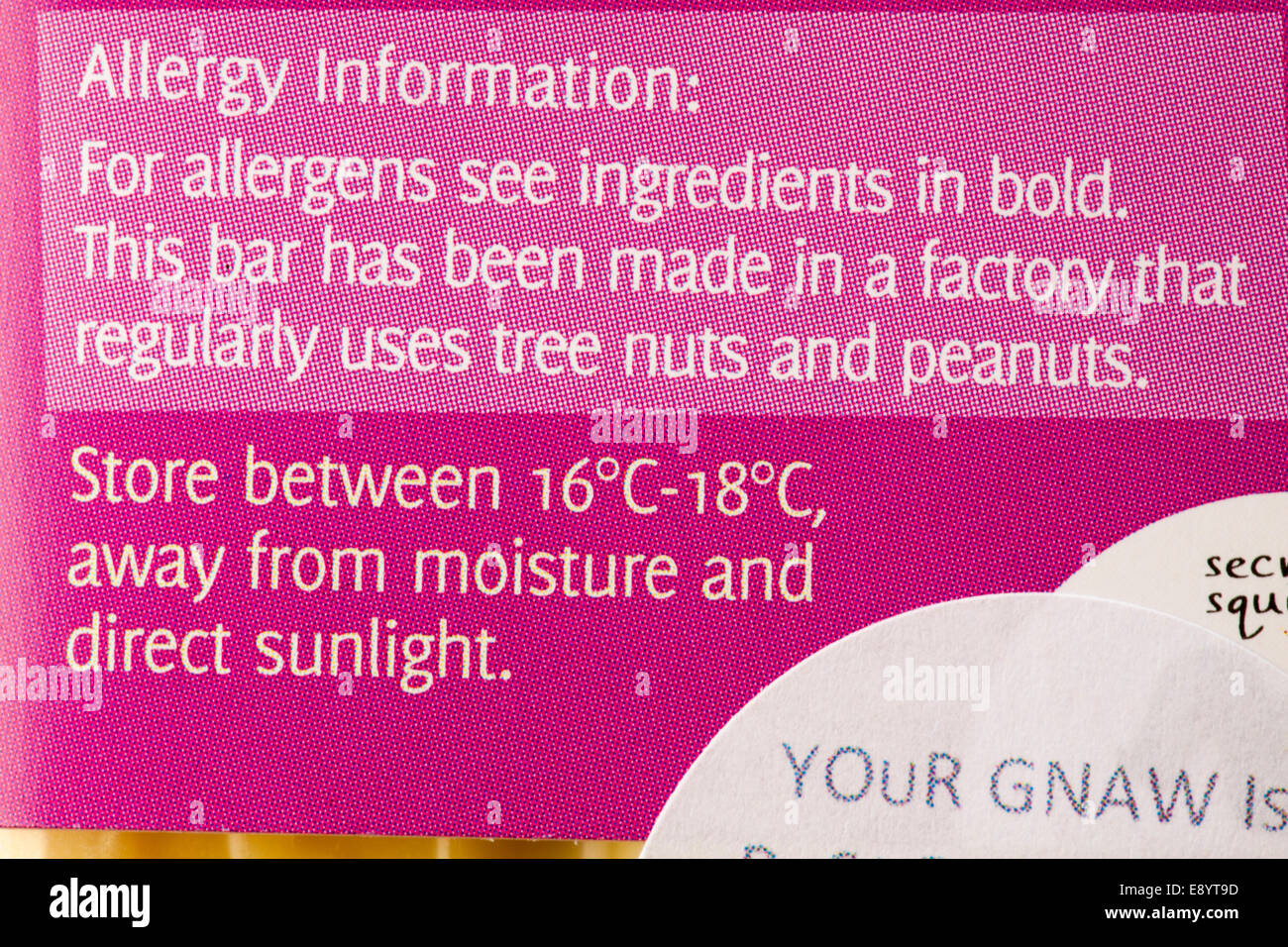 Le informazioni sulle allergie sulla barra di rosicchiare andare banane barra di cioccolato Foto Stock