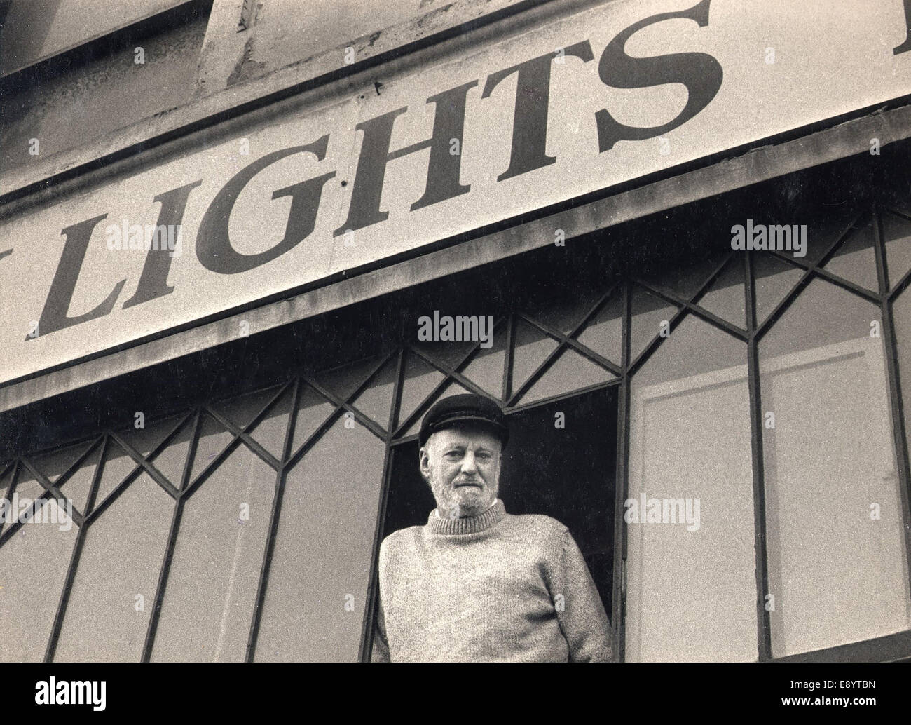 Poeta e editore Lawrence Ferlinghetti al piano superiore alla sua City Lights Bookstore di San Francisco nel 1983. Foto Stock