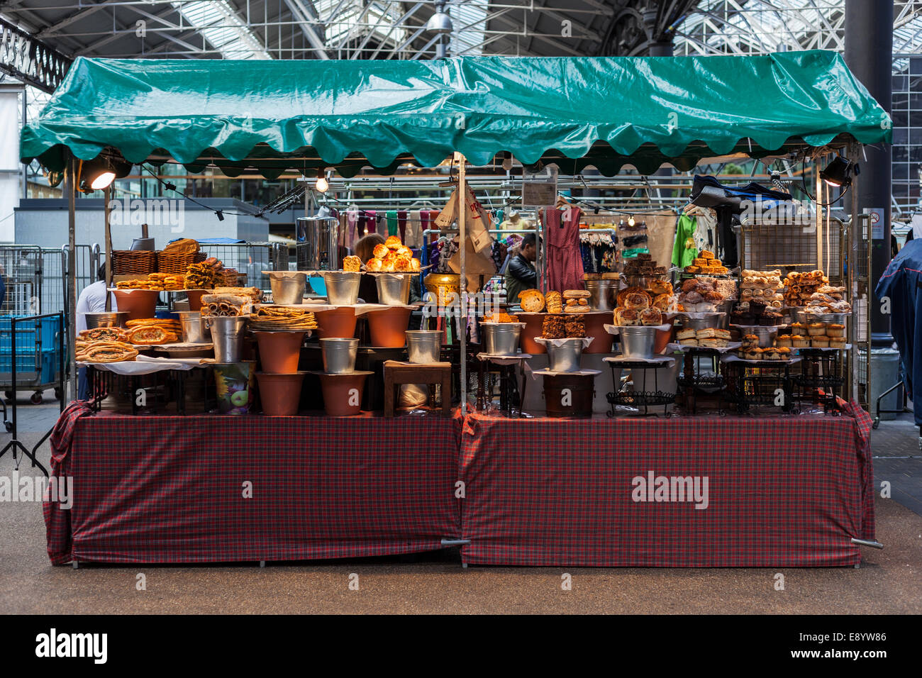 Torte e pasticceria in stallo Spitalfields Market Foto Stock
