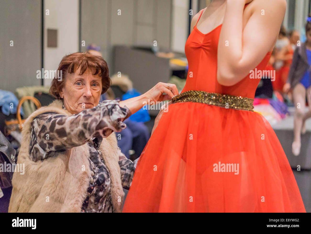 Donna alterando il costume di una ballerina, il festival dei bambini, harpa, Reykjavik, Islanda Foto Stock