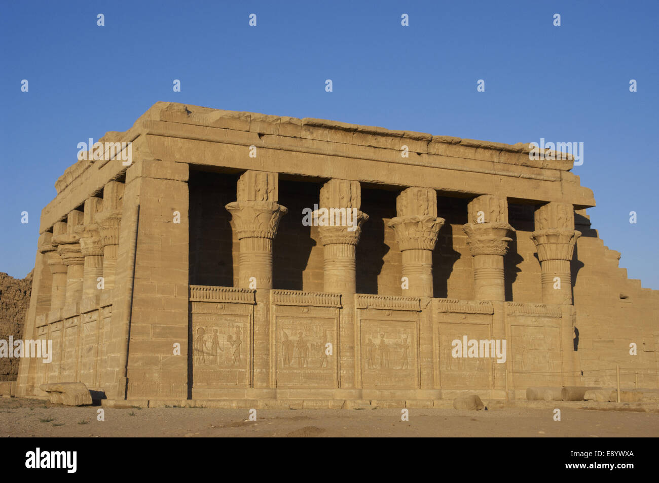 L'Egitto. Dendera. Tempio complesso. Roman Casa Natale di Mammisi. C. 350 BC. Capitelli con dio Bes figura. Foto Stock