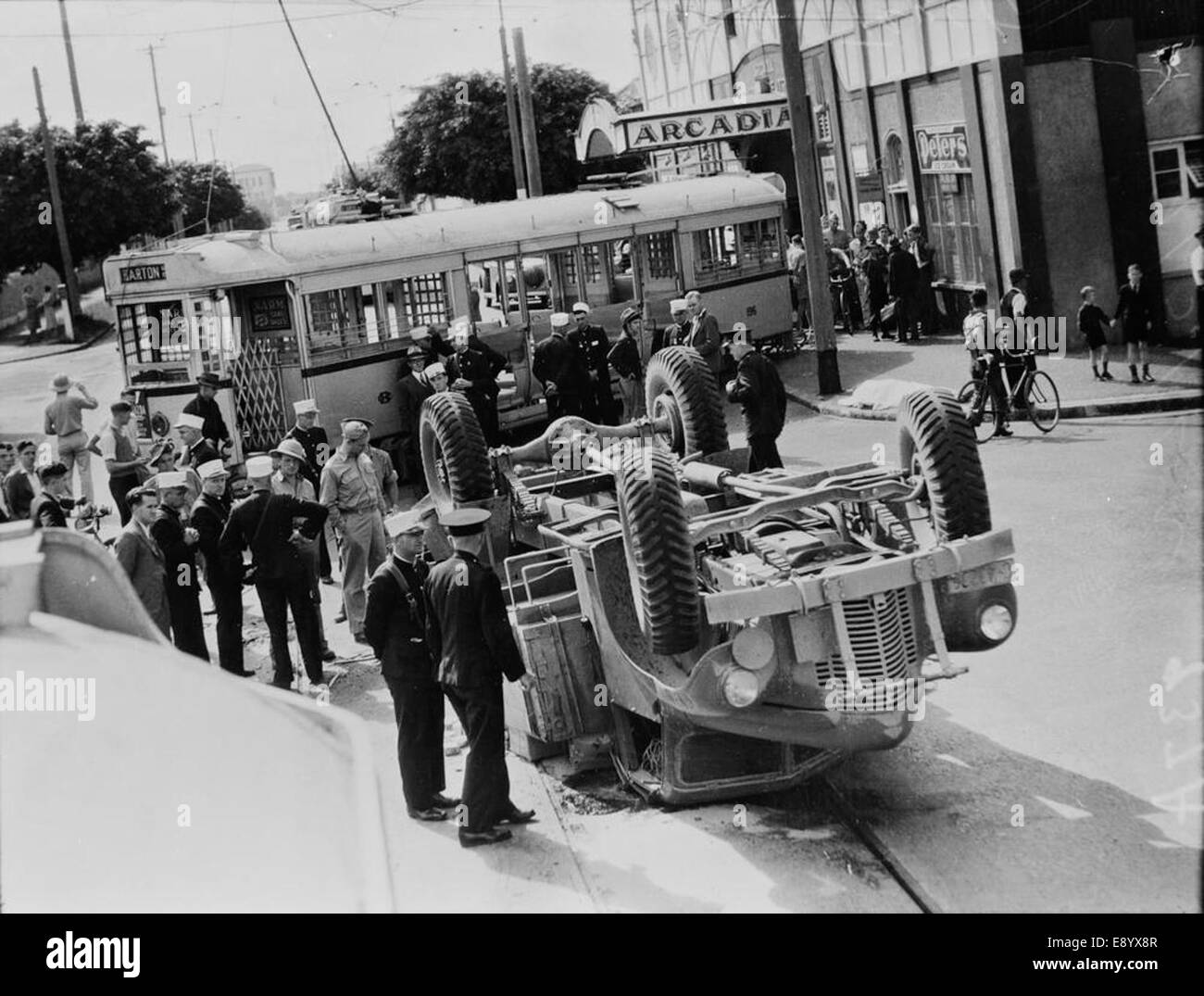Una fotografia che raffigura una collisione tra un camion dell'esercito americano e un tram. L'incidente viene catturato in questo momento drammatico, evidenziando le conseguenze dell'incidente, con entrambi i veicoli coinvolti nell'incidente. Foto Stock