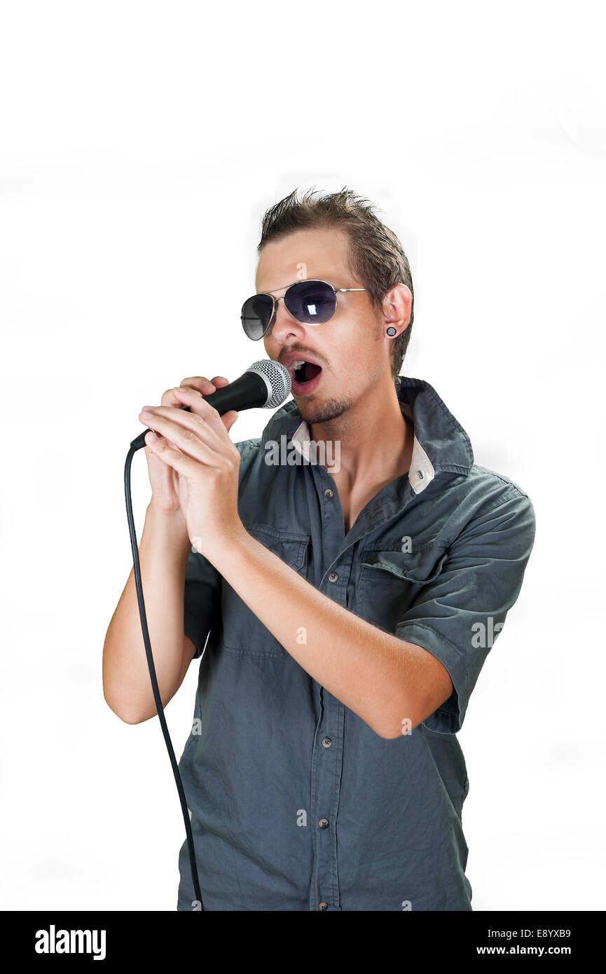 I giovani europei cantante indossando occhiali da sole su sfondo bianco  Foto stock - Alamy