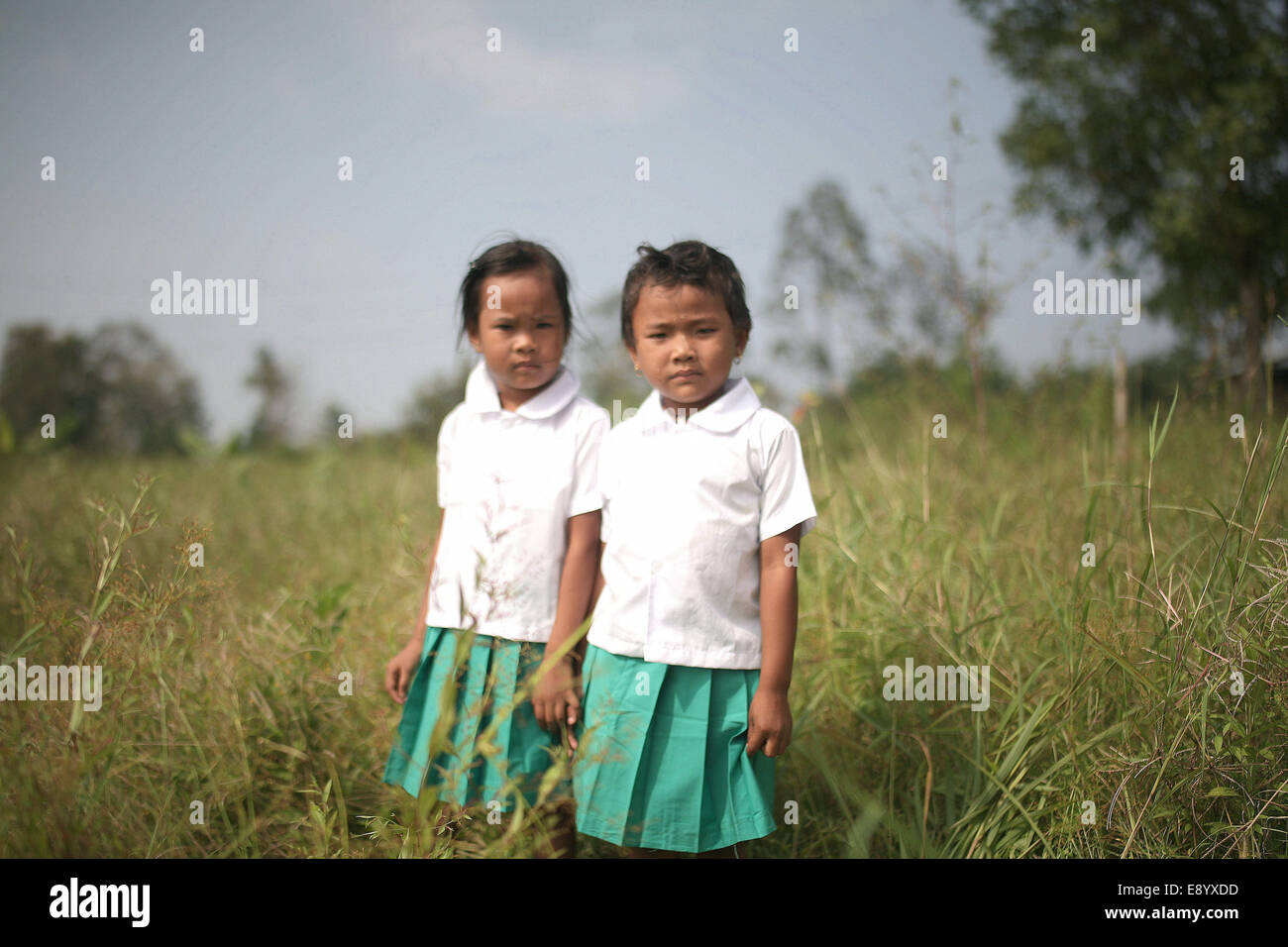 Mae Sot, Thailandia. Xvi oct, 2014. Figli di profughi birmani in posa di un villaggio vicino al confine tra Thailandia e Birmania. Credito: Rohan Radheya/ZUMA filo/Alamy Live News Foto Stock