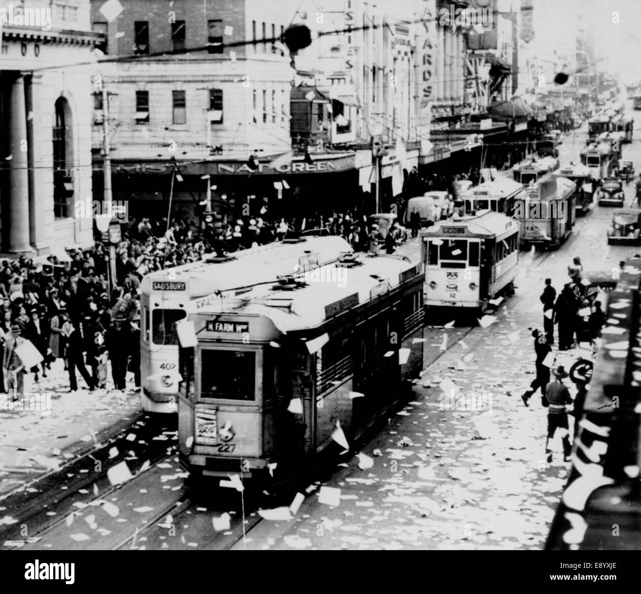 Celebrazioni di pace, Queen Street, Brisbane, 1945 14333700602 o Foto Stock