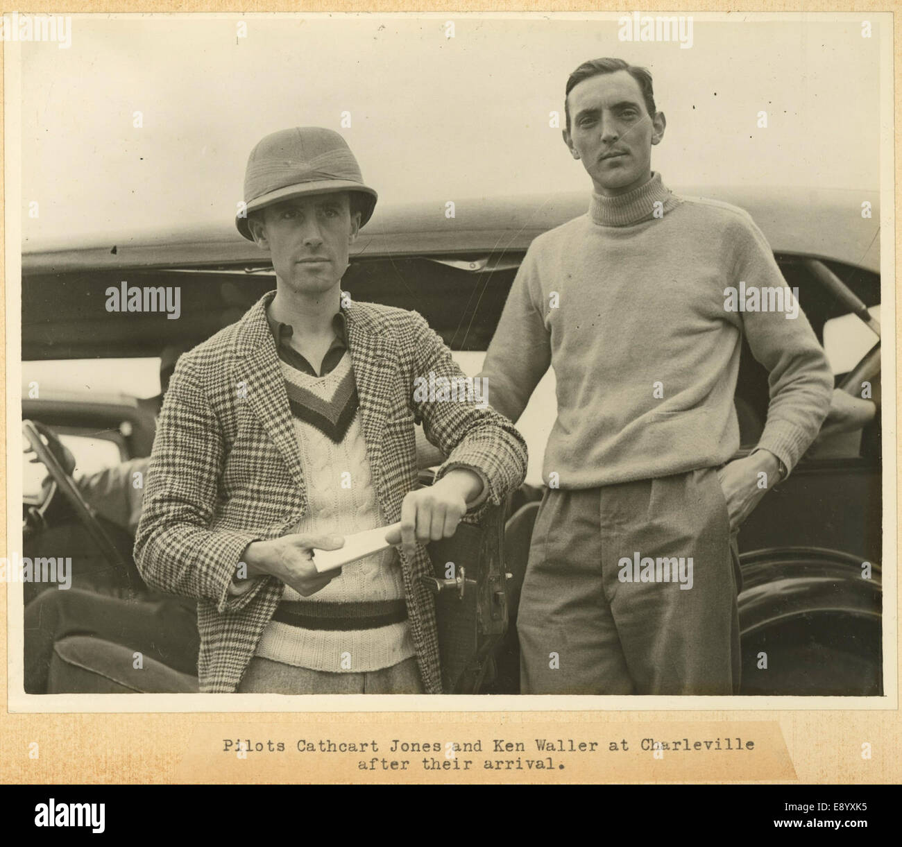 Una fotografia del 1934 che mostra i piloti Cathcart Jones e Ken Waller a Charleville, catturando un momento nella storia dell'aviazione. Foto Stock