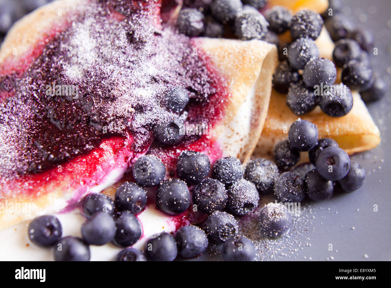 Mirtillo e formaggio a pasta morbida frittelle sulla piastra di blu. Pasto perfetto per una colazione fresca. Foto Stock