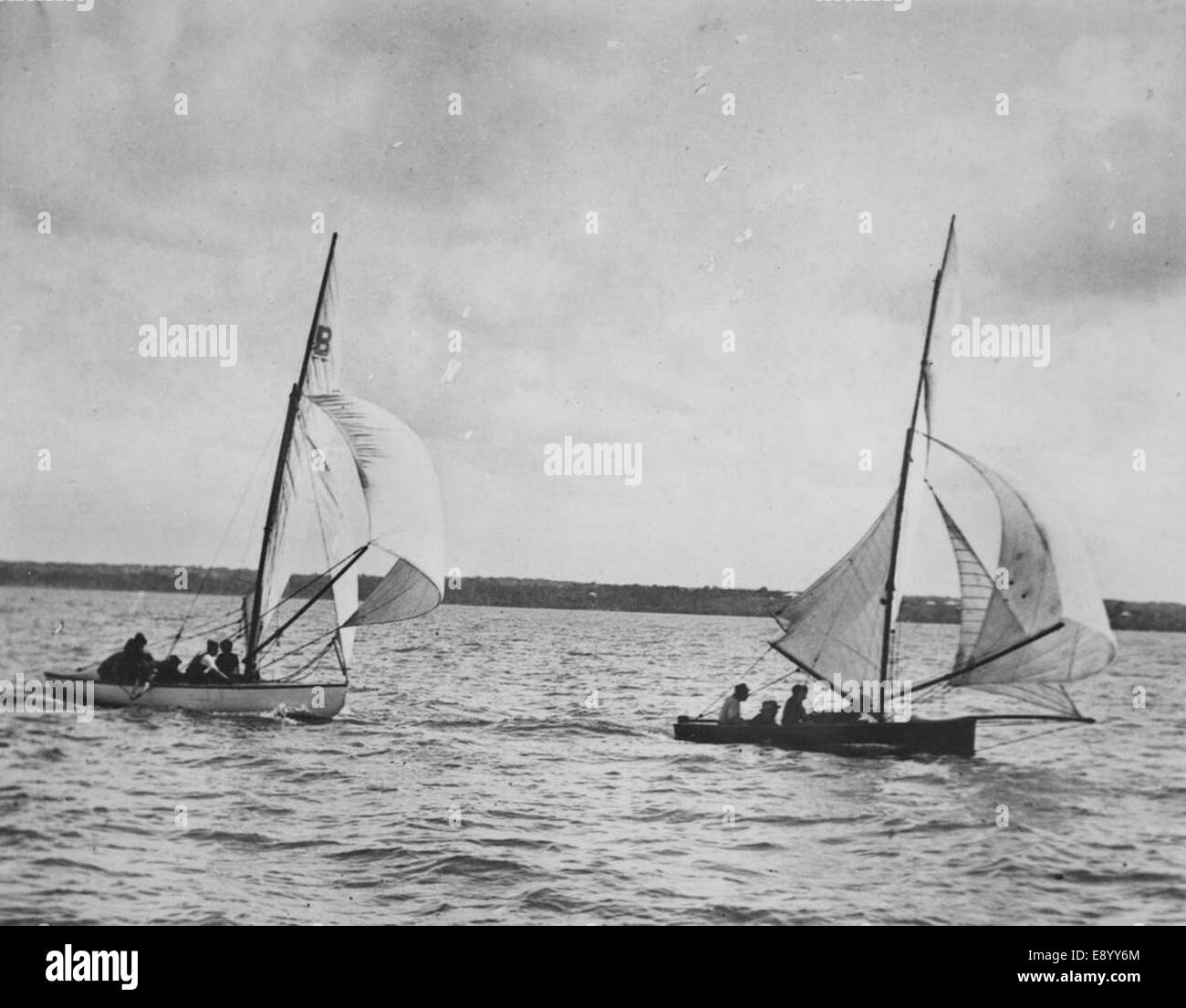 Una fotografia di due barche a vela che gareggiano nella gara della Kilroe Cup. L'immagine cattura le barche in azione durante la gara, mostrando l'evento velico competitivo. Foto Stock