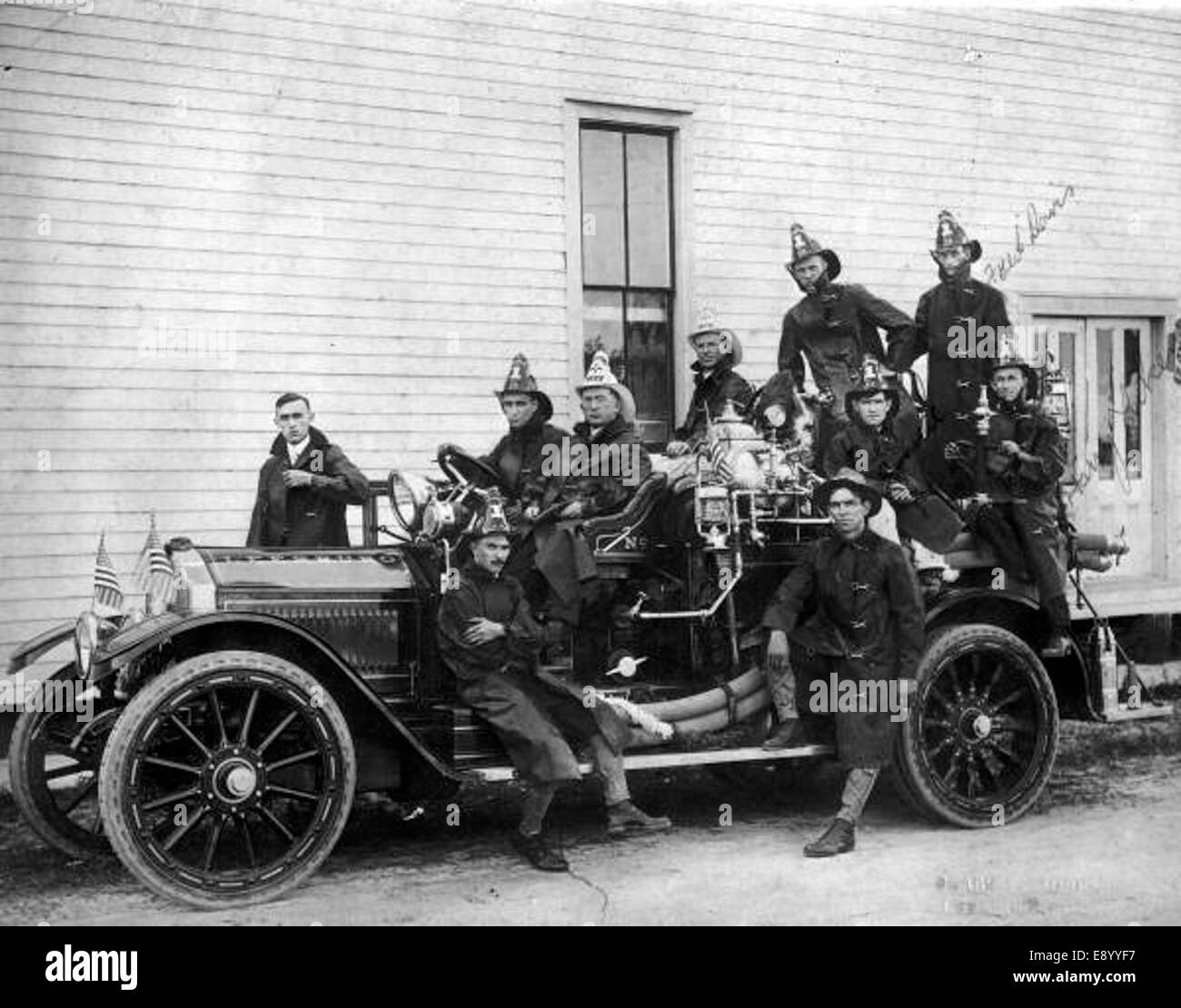 Questa foto mostra un gruppo di vigili del fuoco a bordo di un camion dei vigili del fuoco a Leesburg. L'immagine cattura la prontezza e l'urgenza dei vigili del fuoco nel loro ruolo professionale durante una risposta di emergenza. Foto Stock