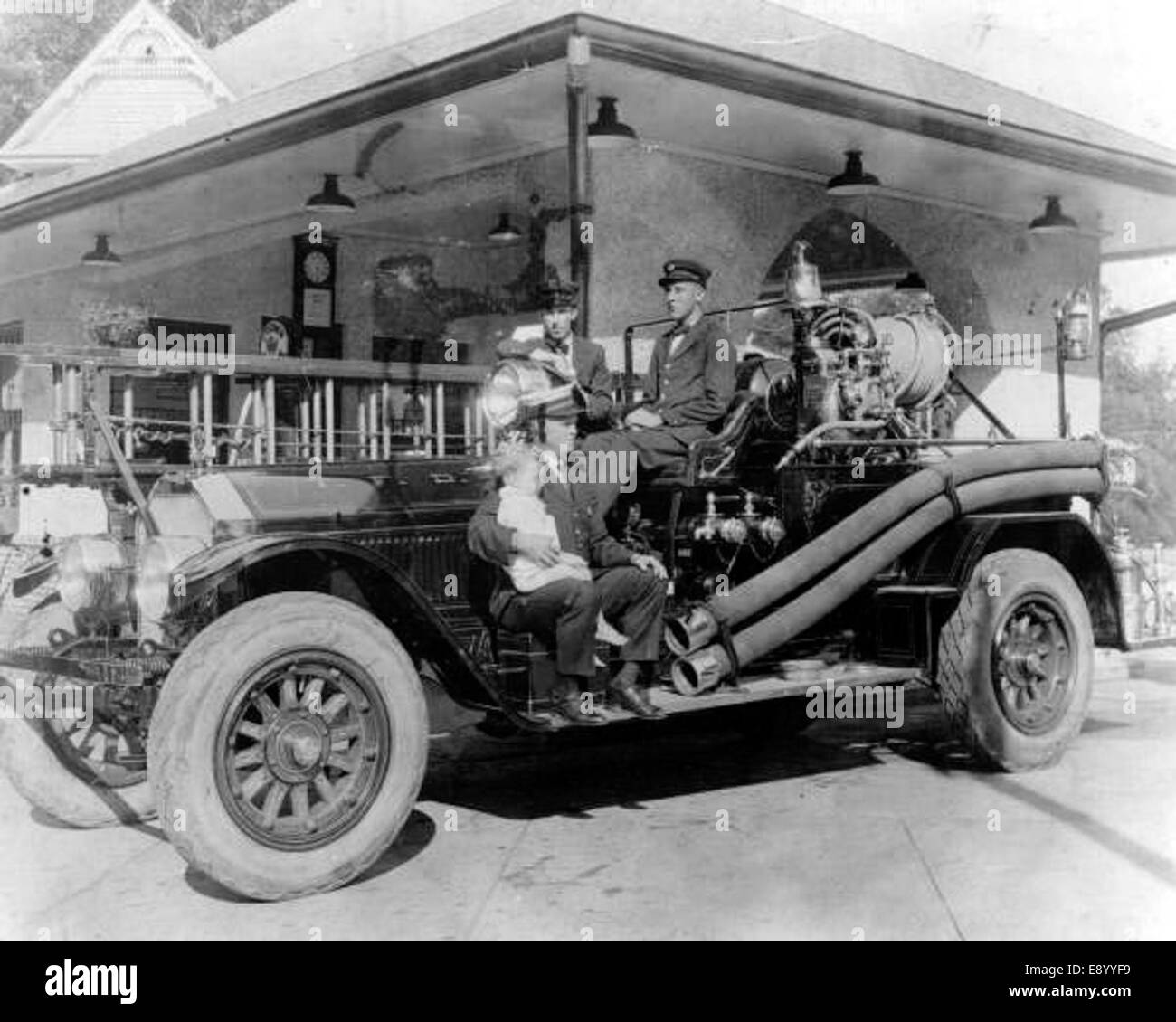 Una fotografia che mostra i vigili del fuoco del Tallahassee Fire Department in azione, con motori antincendio e scale in uso presso una stazione di servizio della Florida. L'immagine acquisisce la risposta di emergenza e le attrezzature utilizzate durante il funzionamento. Foto Stock