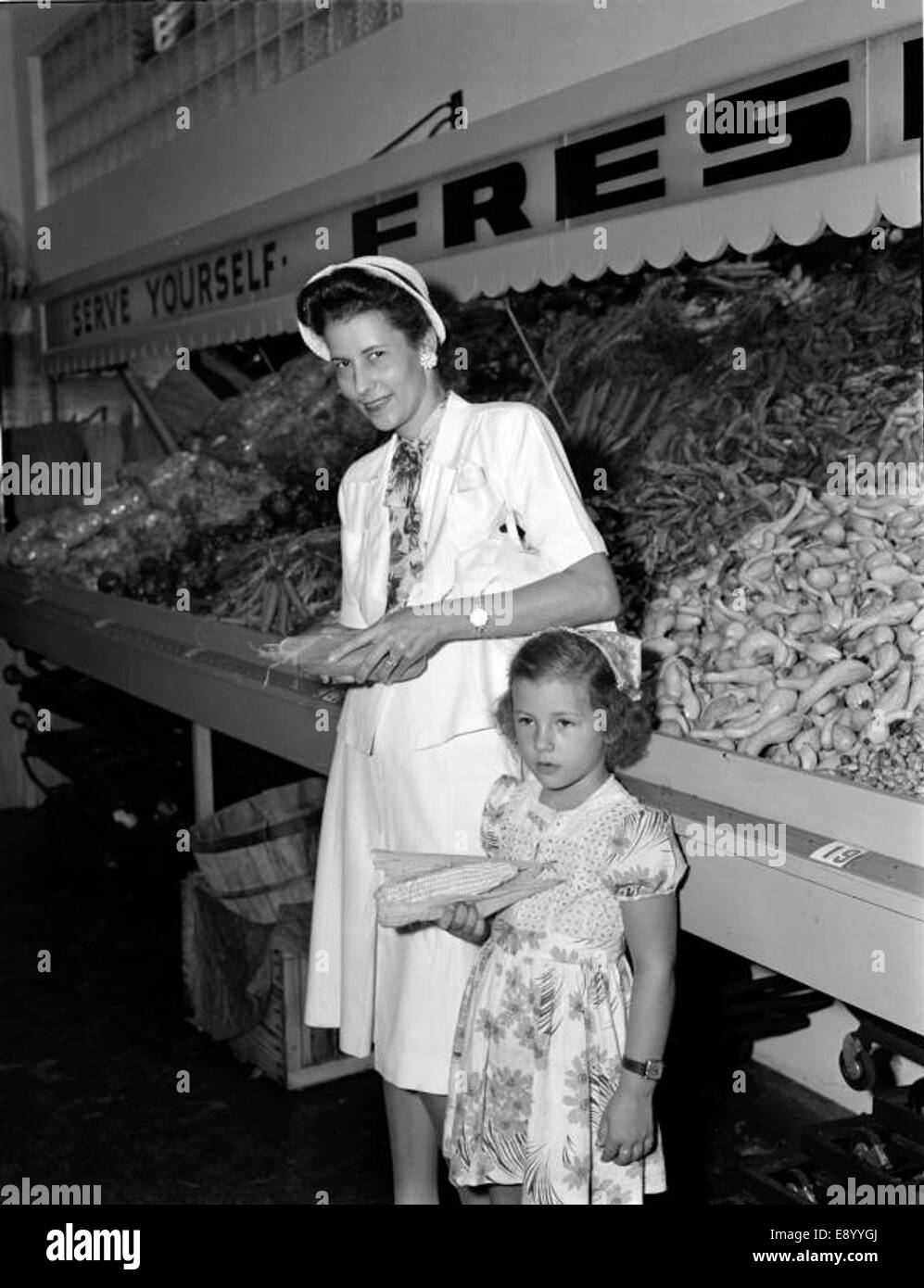 Una fotografia della sezione prodotti al Lovett's Food Store, che mostra una vasta gamma di frutta e verdura fresche. L'immagine cattura un ambiente di mercato vivace, evidenziando la varietà di prodotti disponibili per gli acquirenti. Foto Stock