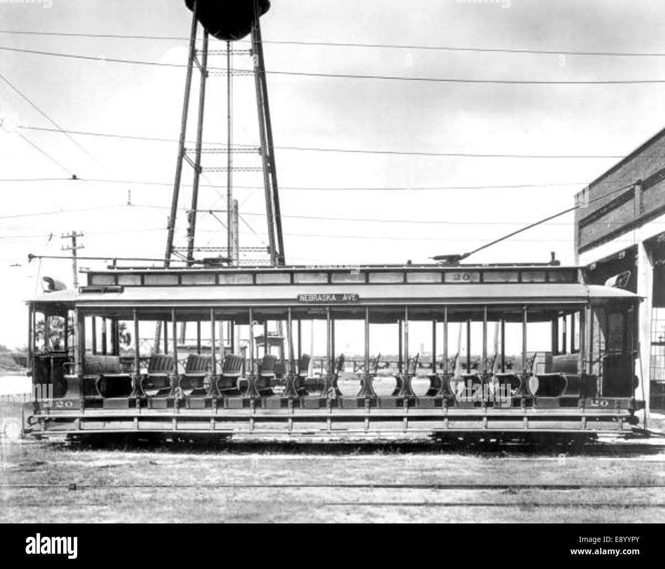 Fotografia di un tram aperto a Tampa, Florida, che mostra i mezzi di trasporto dei primi anni del XX secolo. L'immagine presenta un classico tram, tipico del sistema di trasporto pubblico della città all'epoca. Foto Stock