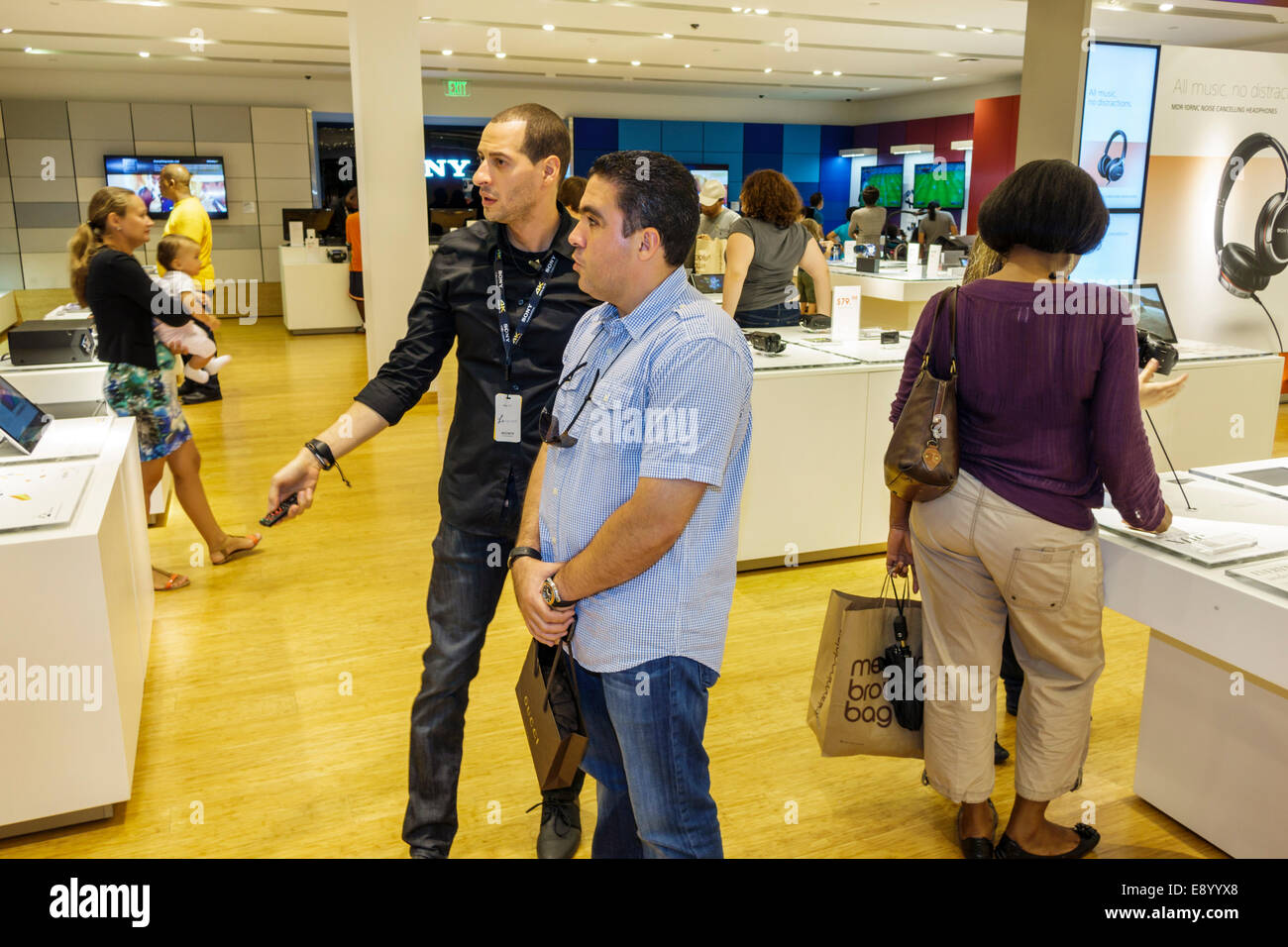 Miami Florida,Aventura Mall,The Sony Store,Interior Inside,Ispanica Latino etnia immigranti minoranza,adulti adulti uomo maschio,commesso Foto Stock