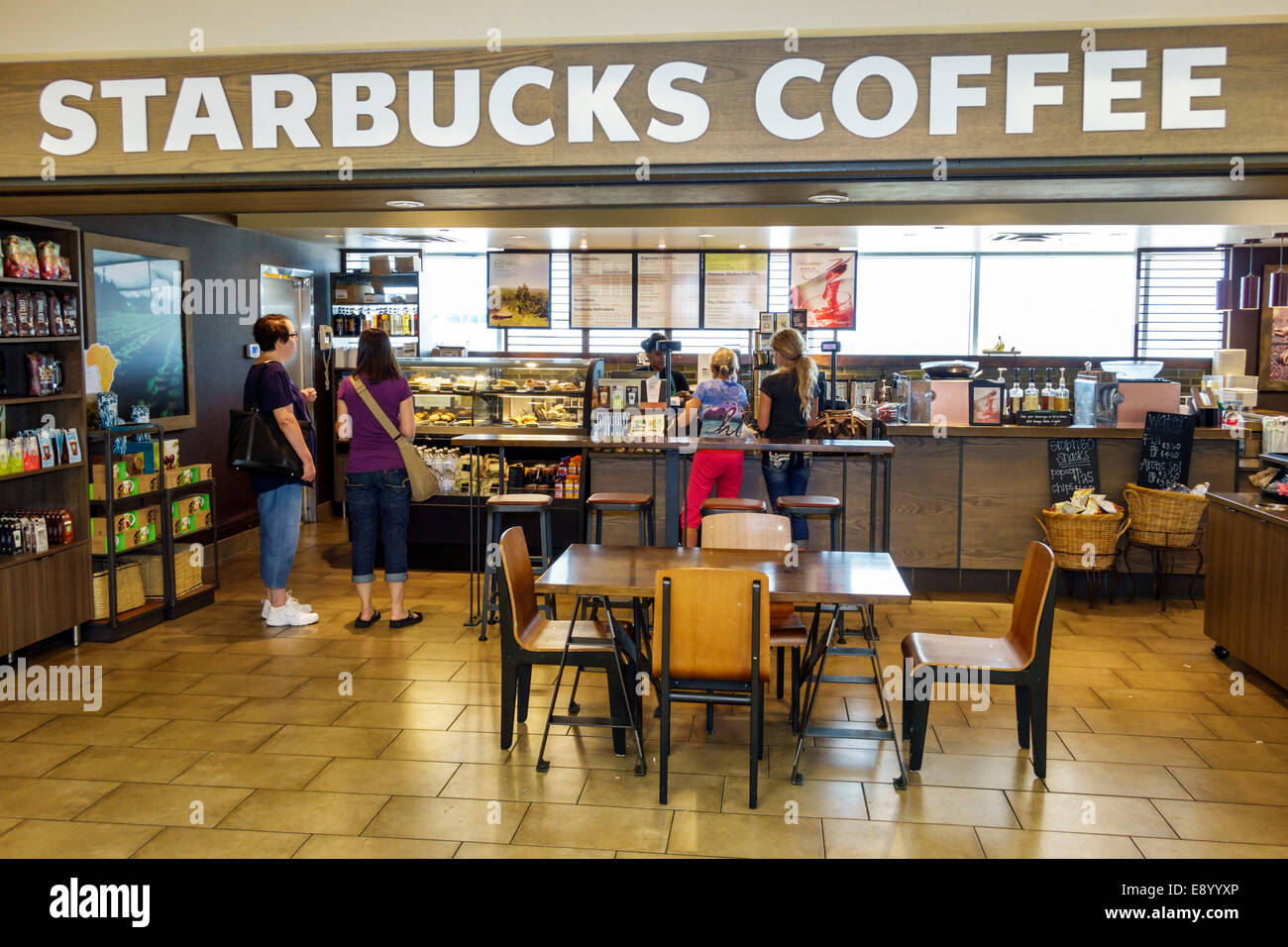 Saint St. Louis, Missouri, Lambert-St Louis International Airport,STL,terminal,gate,Starbucks Coffee,barista,catena,clienti,cafe,uomo uomini maschio,donna fe Foto Stock