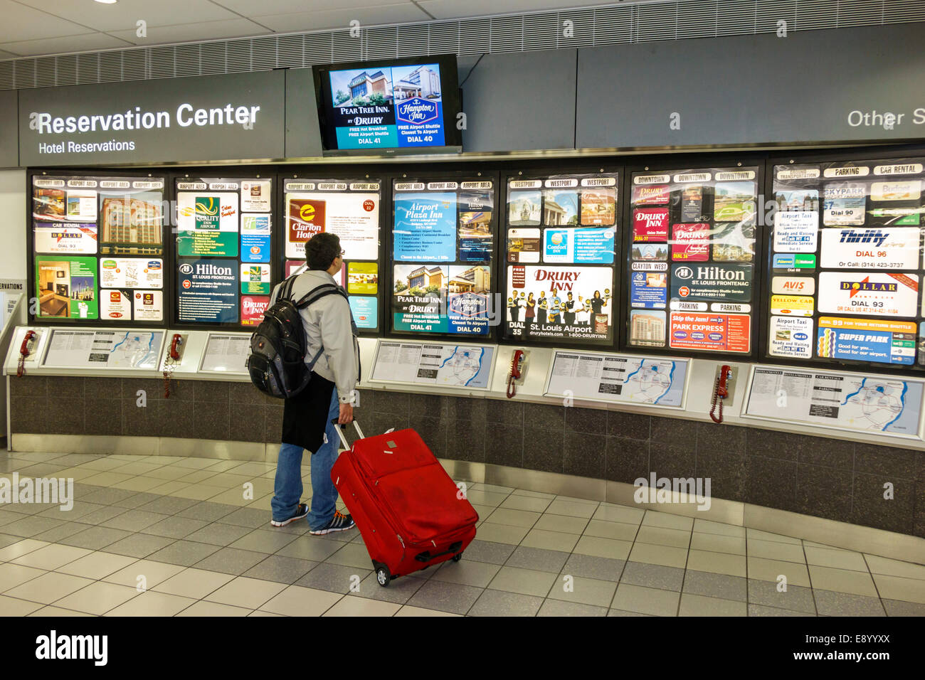 Saint St. Louis, Missouri, Lambert-St Louis International Airport,STL,terminal,gate,uomo uomo maschio,bagagli,passeggeri passeggeri piloti, ad,display s. Foto Stock