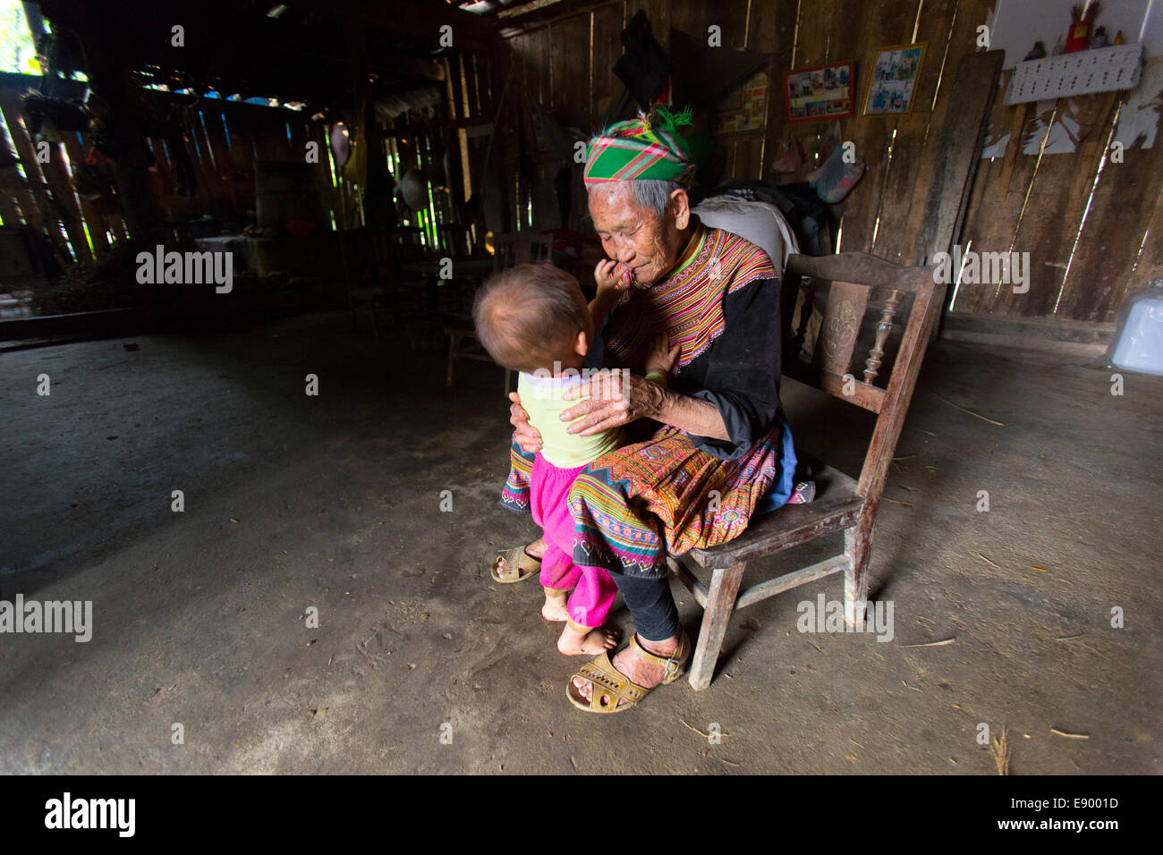 Donna vietnamita con il bambino in Bac Ha village home Foto Stock