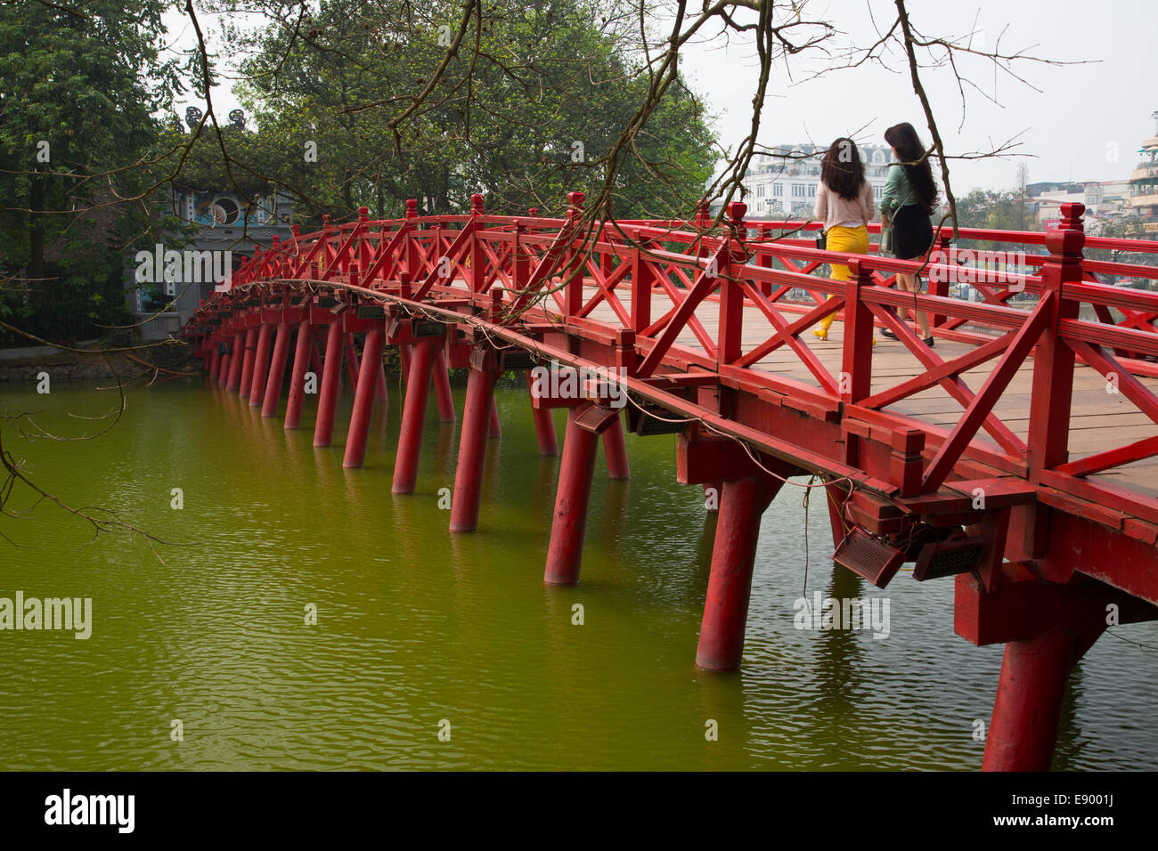 Le ragazze a piedi Ngoc Son Temple ponte sul lago Hoan Kiem in Hanoi Vietnam Foto Stock