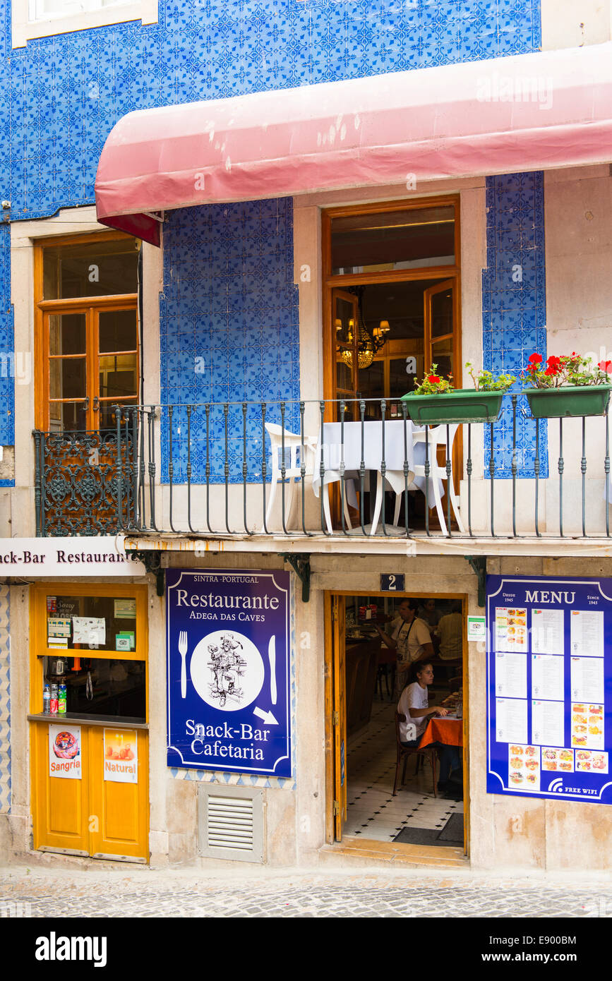 Portogallo Lisbona Sintra hillside ristorante caffetteria snack bar Adega das grotte tradizionali piastrelle blu scudo facciata balcone tenda rossa Foto Stock