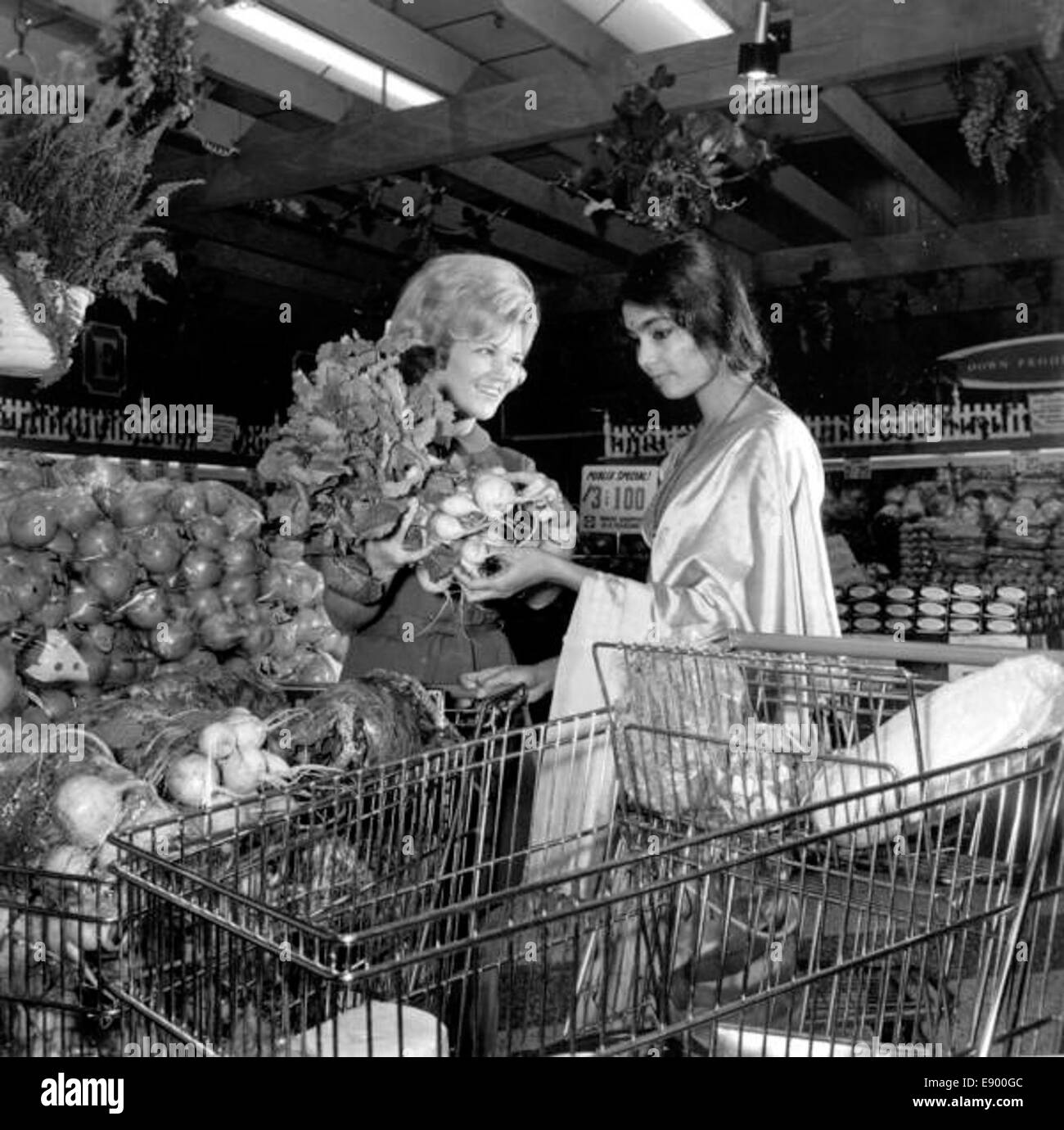 Questa fotografia mostra le donne che fanno acquisti in un negozio di alimentari Publix situato a Tallahassee, Florida. L'immagine cattura la vita quotidiana in un ambiente di alimentari, con individui che interagiscono con i prodotti e l'uno con l'altro. Foto Stock