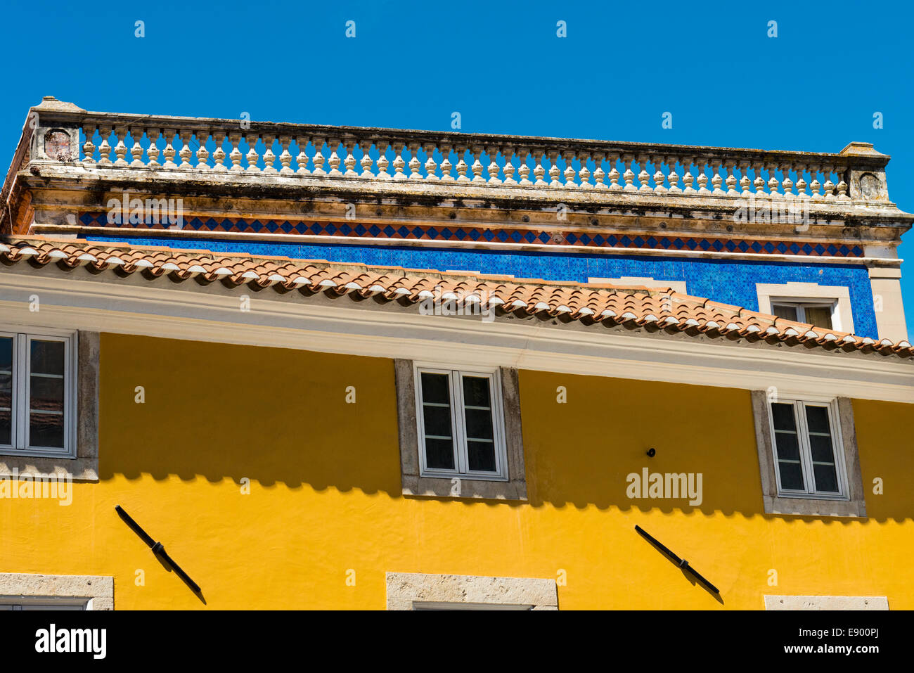 Il Portogallo Sintra dettagli del tetto balaustra in pietra blu piastrelle Piastrelle facciata color senape edificio dipinto di piastrella tetto di tegole Foto Stock