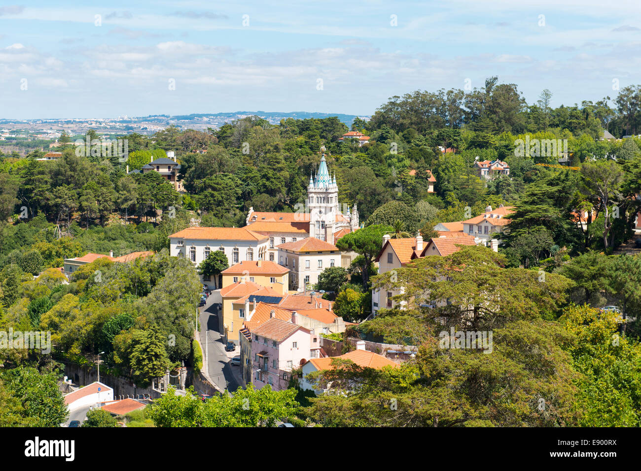 Il Portogallo Sintra vista panoramica del centro città centro comunale Camara boschi circostanti lontane colline Foto Stock