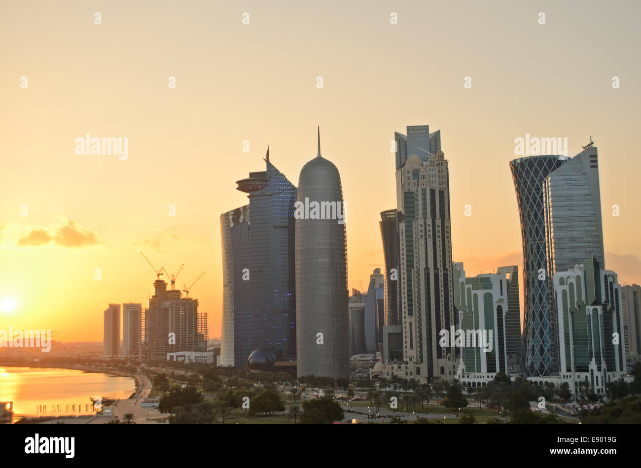 I grattacieli della skyline del centro commerciale di Doha la capitale del Golfo Arabico paese Qatar al tramonto. Foto Stock