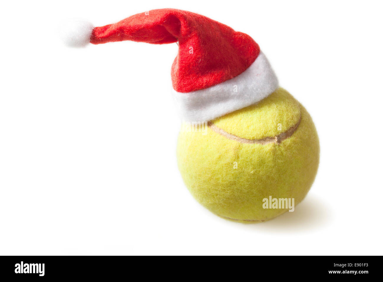 Giallo palla da tennis con santa hat. Foto Stock