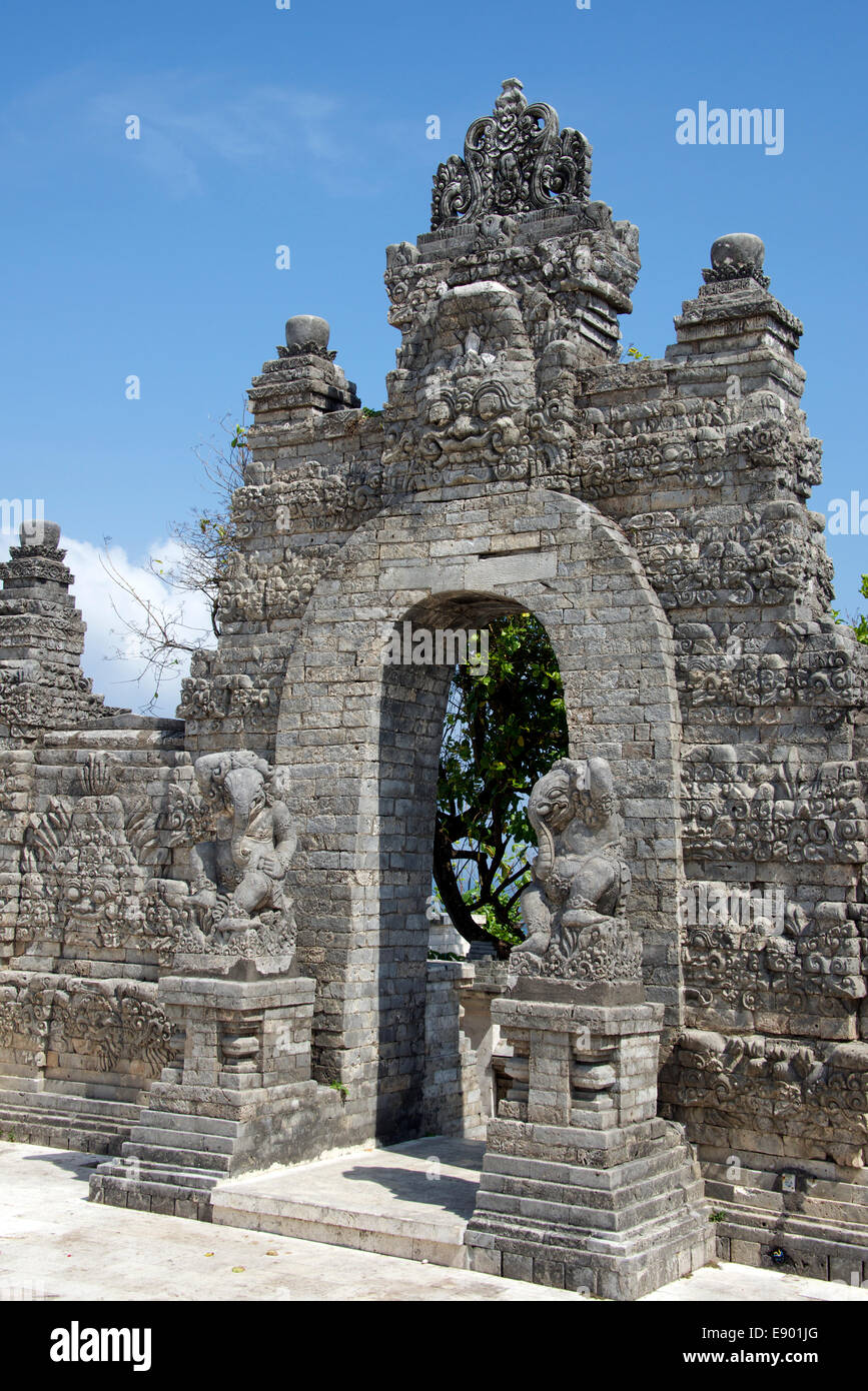 Entrata in pietra Pura Luhur Temple Ulu Watu Bali Indonesia Foto Stock