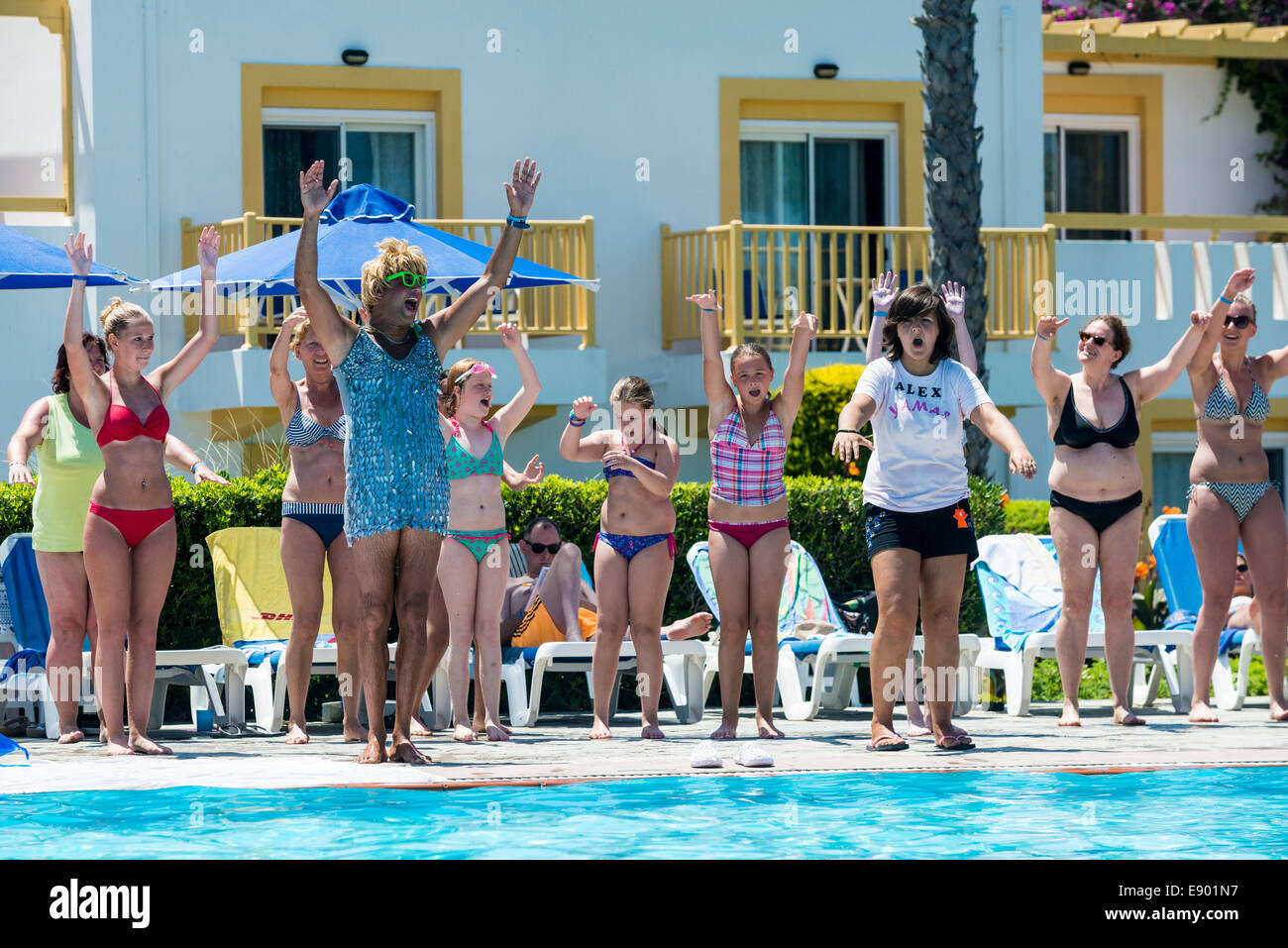 Animatore e gli ospiti che esercitano una piscina, Mastichari, Kos, Grecia Foto Stock