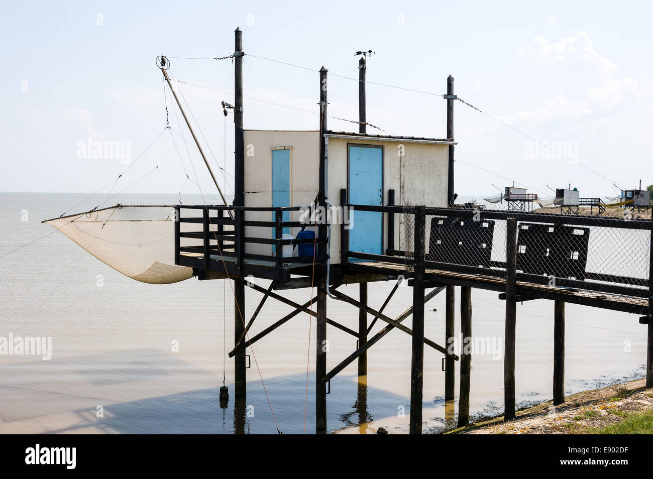 Francia, Meschers SUR GIRONDE. La pesca tradizionale baita o carrelet. Foto Stock
