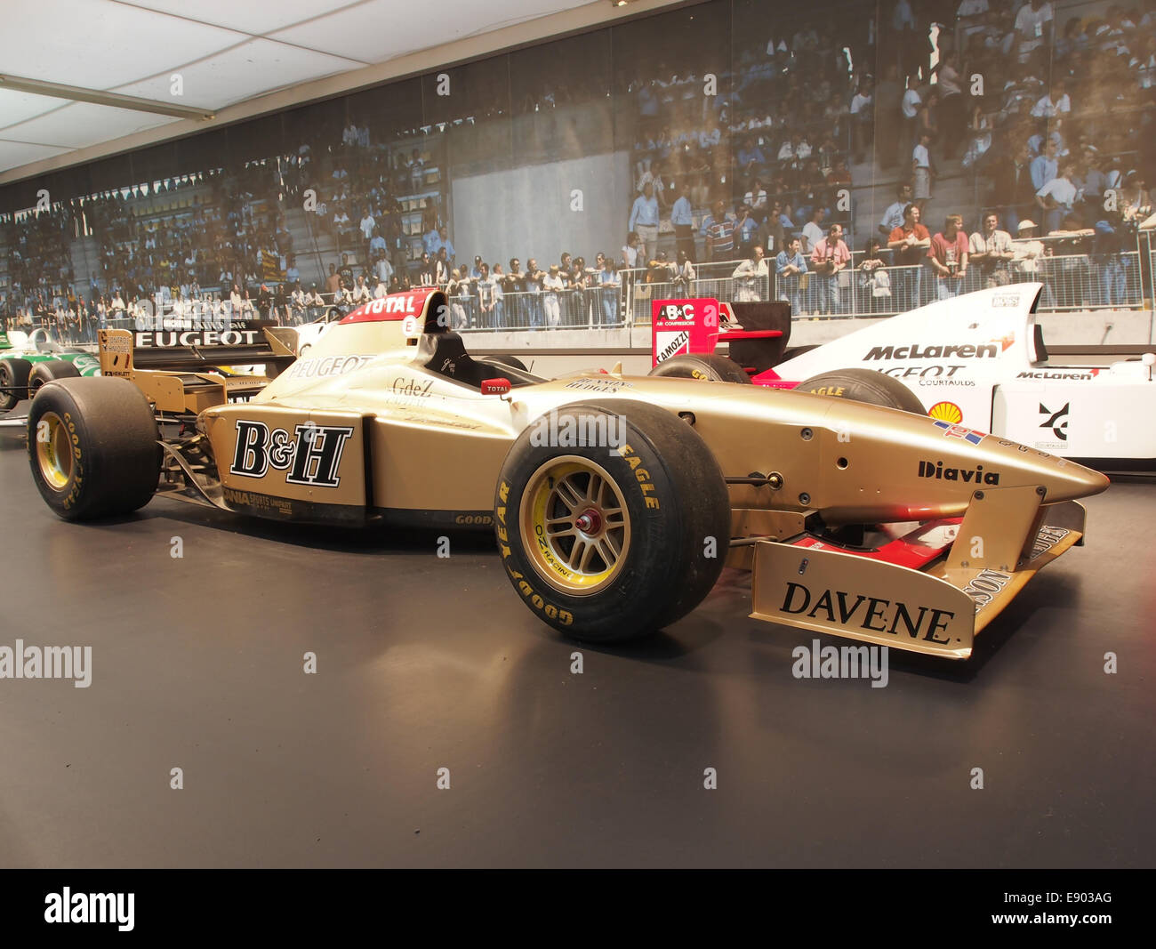 Questa immagine mostra la Jordan Peugeot Formula 1 del 1995, dotata di un motore a 10 cilindri che eroga 600 cavalli. Guidato da Rubens Barrichello, ha raggiunto velocità di 330 km/h durante le gare della stagione 1995 di F1. Foto Stock