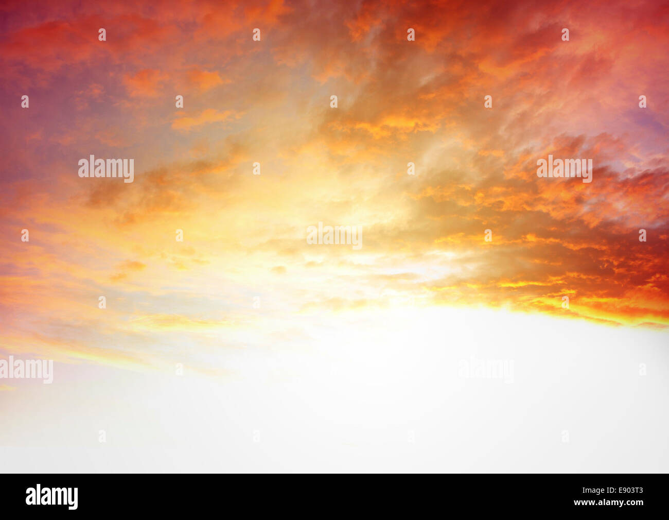 Colori arancione nel cielo di estate Foto Stock