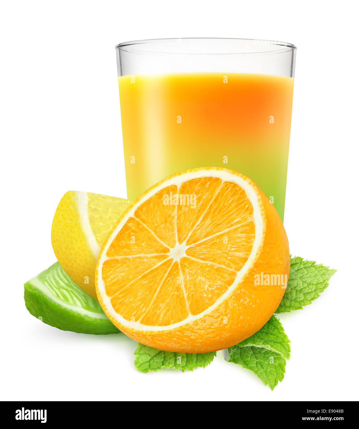 Bicchiere di succo di agrumi isolato su bianco Foto Stock