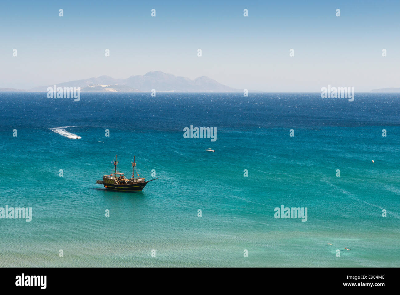 La nave dei pirati a Paradise Beach nella Baia di Kefalos, isola di Kos, Grecia Foto Stock