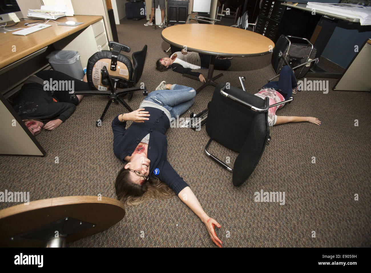 Los Angeles, California, USA. Xvi oct, 2014. Simulazione di vittime di attendere per il salvataggio durante la California annuali di piena scala trapano di terremoto per preparare un potenziale entità-6.7 terremoto a Los Angeles, California, Giovedì, Ottobre. 16, 2014. Circa 10.3 milioni di californiani registrati per partecipare all'annuale trapano che chiede ai partecipanti di 'drop'' al suolo, prendete 'copertina'' sotto una scrivania, tavolo o altra superficie resistente, e 'hold sull'' per 60 secondi, come se un forte terremoto che accadevano. Credito: Ringo Chiu/ZUMA filo/Alamy Live News Foto Stock