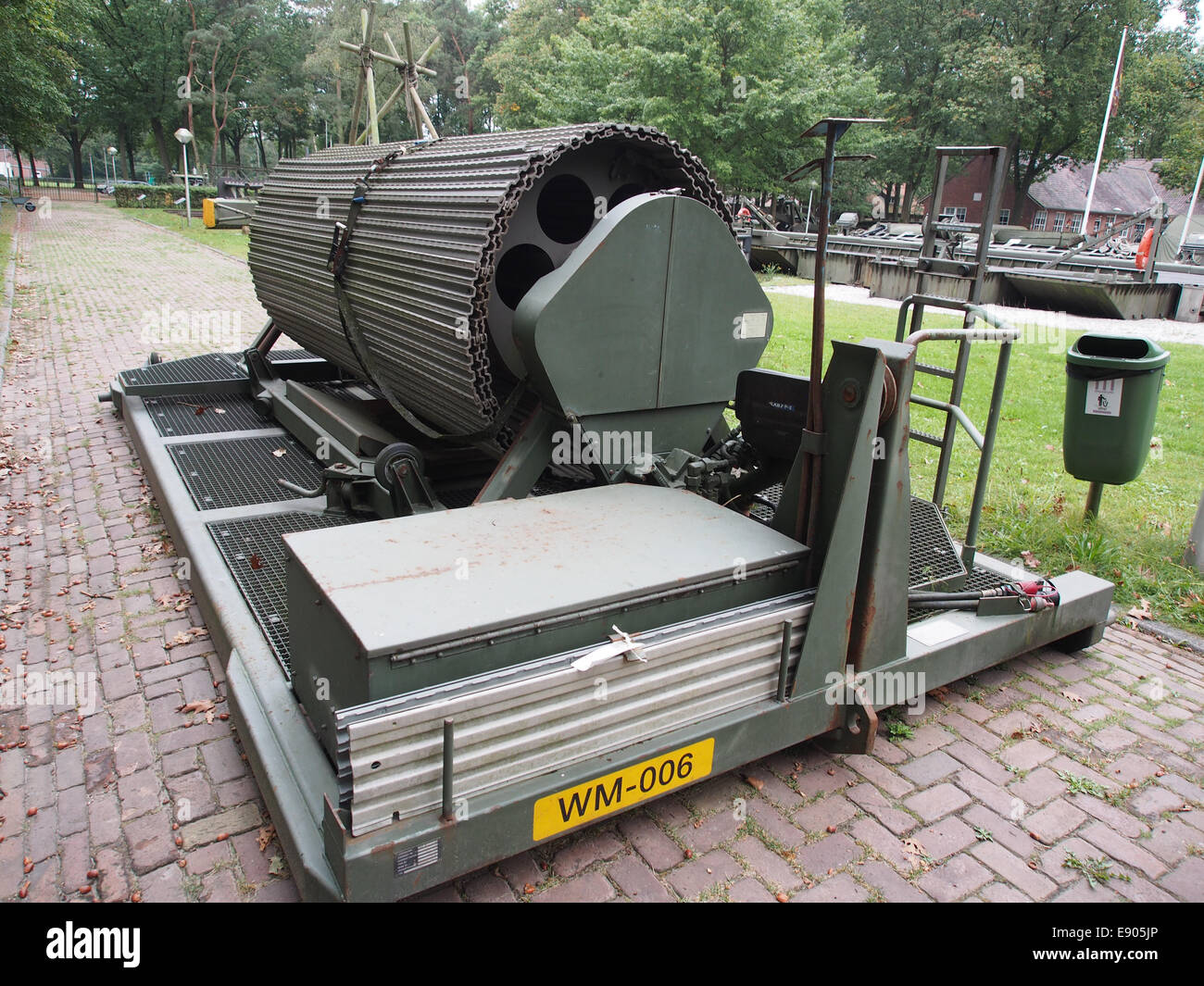 Il Mattenlegmodule è uno strumento di ingegneria militare utilizzato per la costruzione di strade, esposto al Geniemuseum Vught. È stato progettato per aiutare nella creazione di superfici temporanee o indurite durante le operazioni militari. Foto Stock