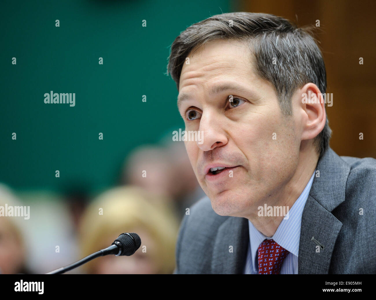 Washington, DC, Stati Uniti d'America. 16 ottobre, 2014. Tom Frieden(L), direttore dell'U.S. I centri per il controllo e la prevenzione delle malattie (CDC) testimonia nel corso di una audizione sull'esame della U.S. La sanità pubblica risposta all'epidemia di Ebola prima la supervisione e indagini sottocomitato al Campidoglio di Washington, DC, capitale degli Stati Uniti, 16 ottobre 2014. Credito: Xinhua/Alamy Live News Foto Stock