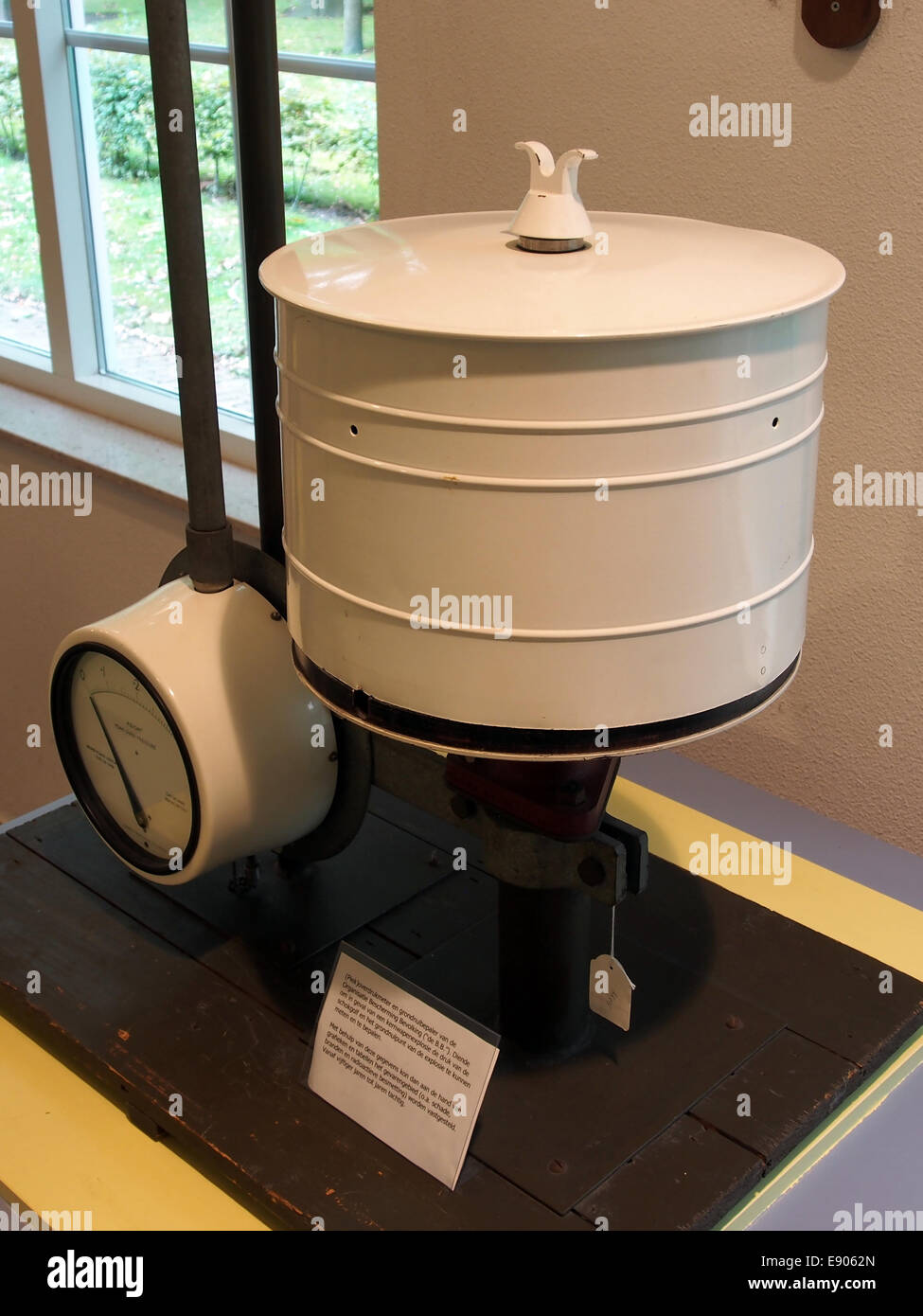 Questa immagine presenta un manometro (Piekoverdrukmeter) e un localizzatore Ground zero (grondnulbepaler) dell'Organizzazione per la protezione civile (Organisatie Bescherming Bevolking), ospitato presso il Geniemuseum Vught nei Paesi Bassi. Foto Stock