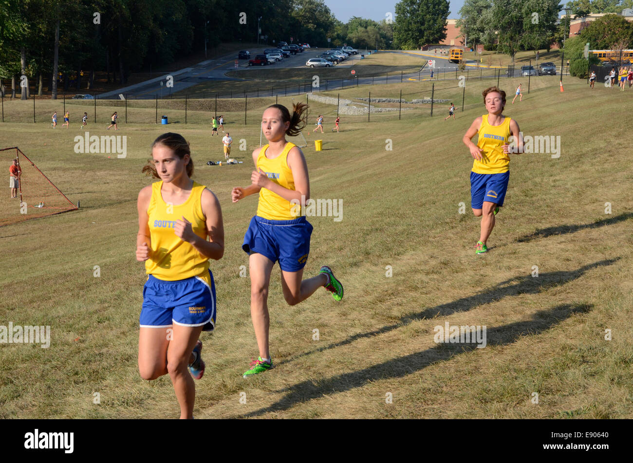 Le ragazze in esecuzione in un cross country gara Foto Stock