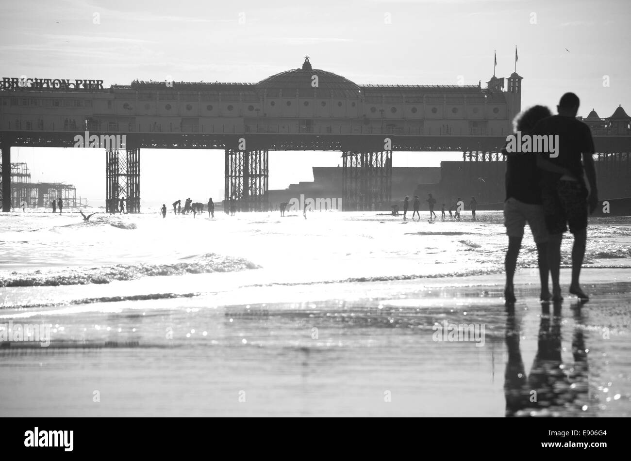 Un giovane a piedi lungo la spiaggia di Brighton, Inghilterra. Foto Stock